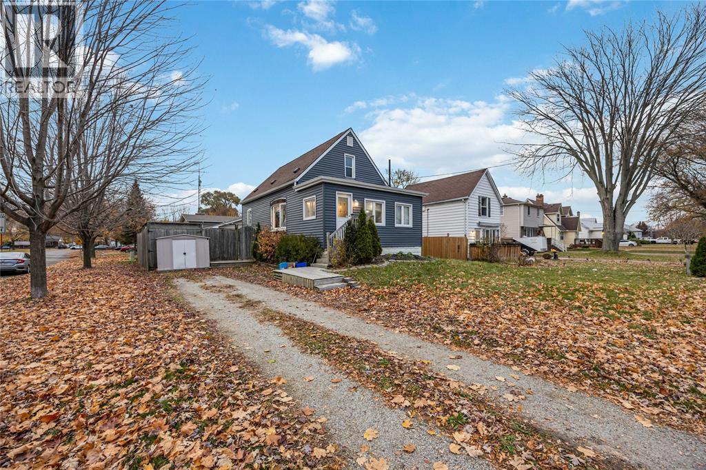 856 Devine Street, Sarnia, Ontario  N7S 1X5 - Photo 3 - 26005055