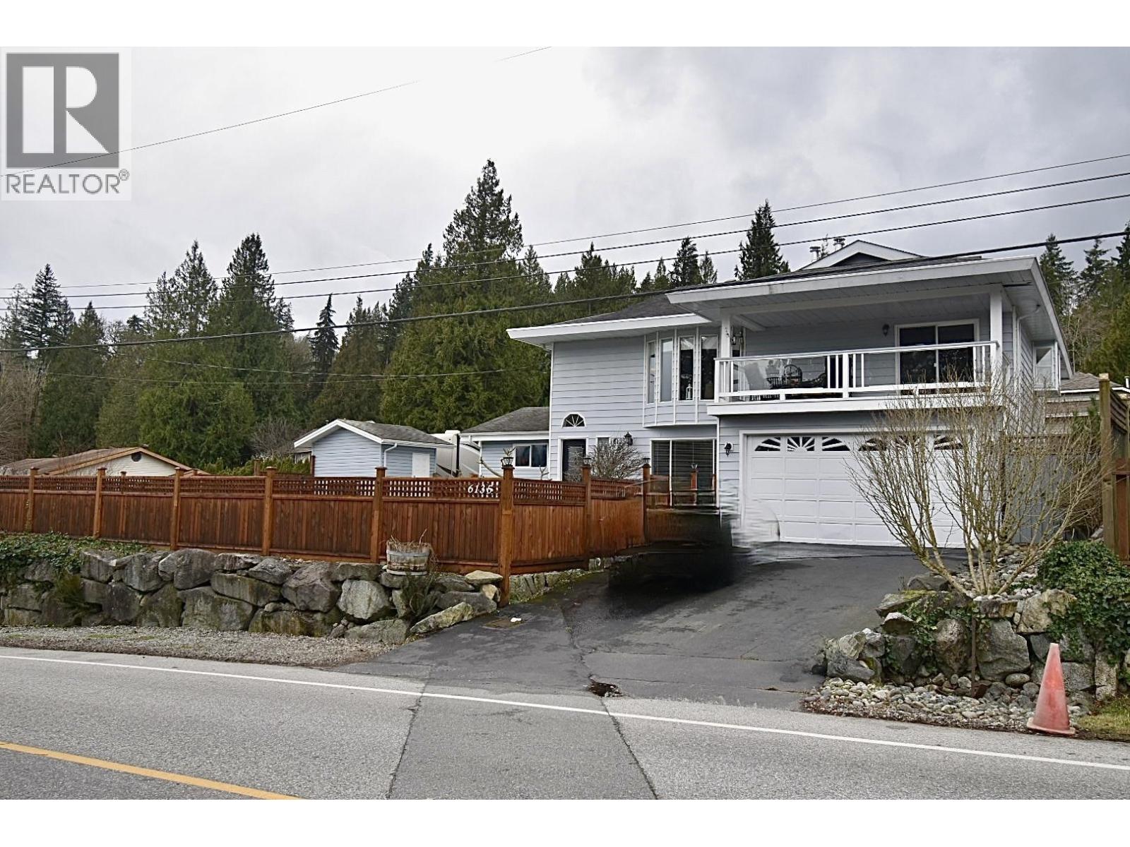 6135 FAIRWAY AVENUE, Sechelt