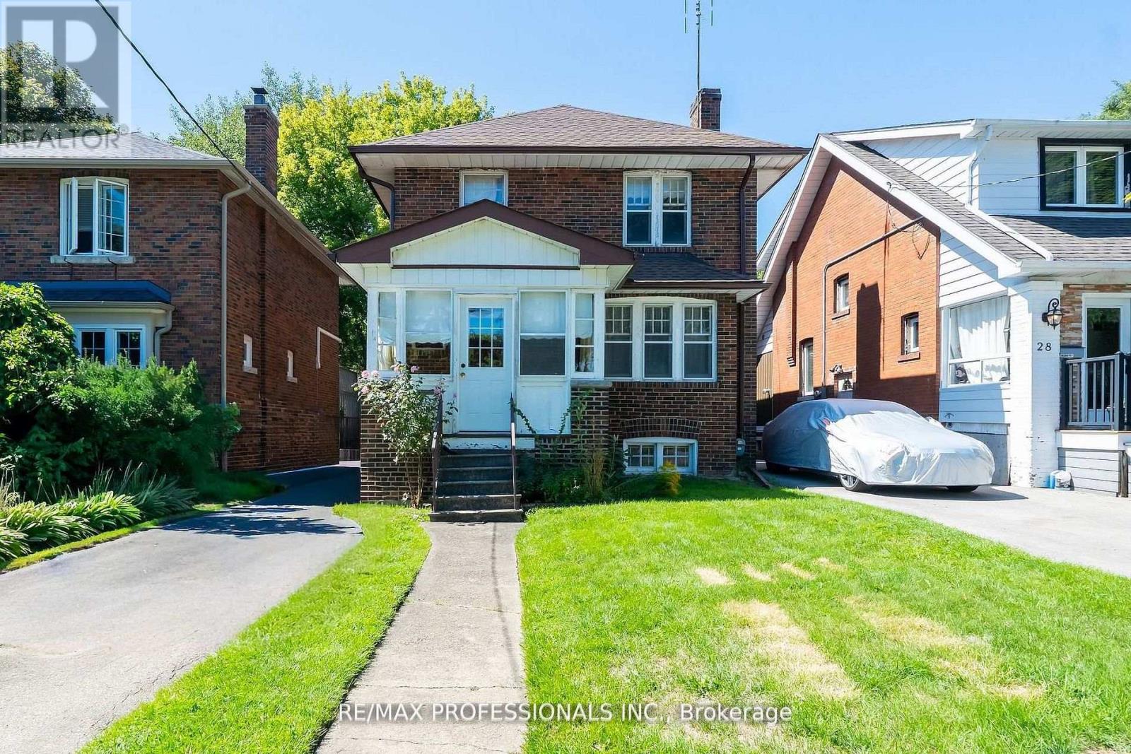 <div class="slider-price">$1,125,000</div><p>24 Queens Avenue, Toronto, Ontario</p>