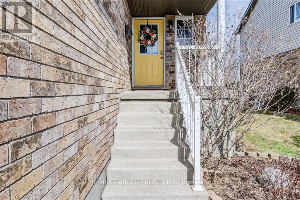 17 Red Clover Crescent, Kitchener, Ontario  N2E 4G6 - Photo 4 - X12868530