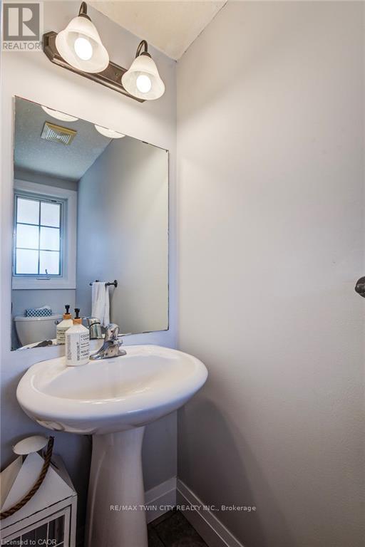 17 Red Clover Crescent, Kitchener, Ontario  N2E 4G6 - Photo 8 - X12868530