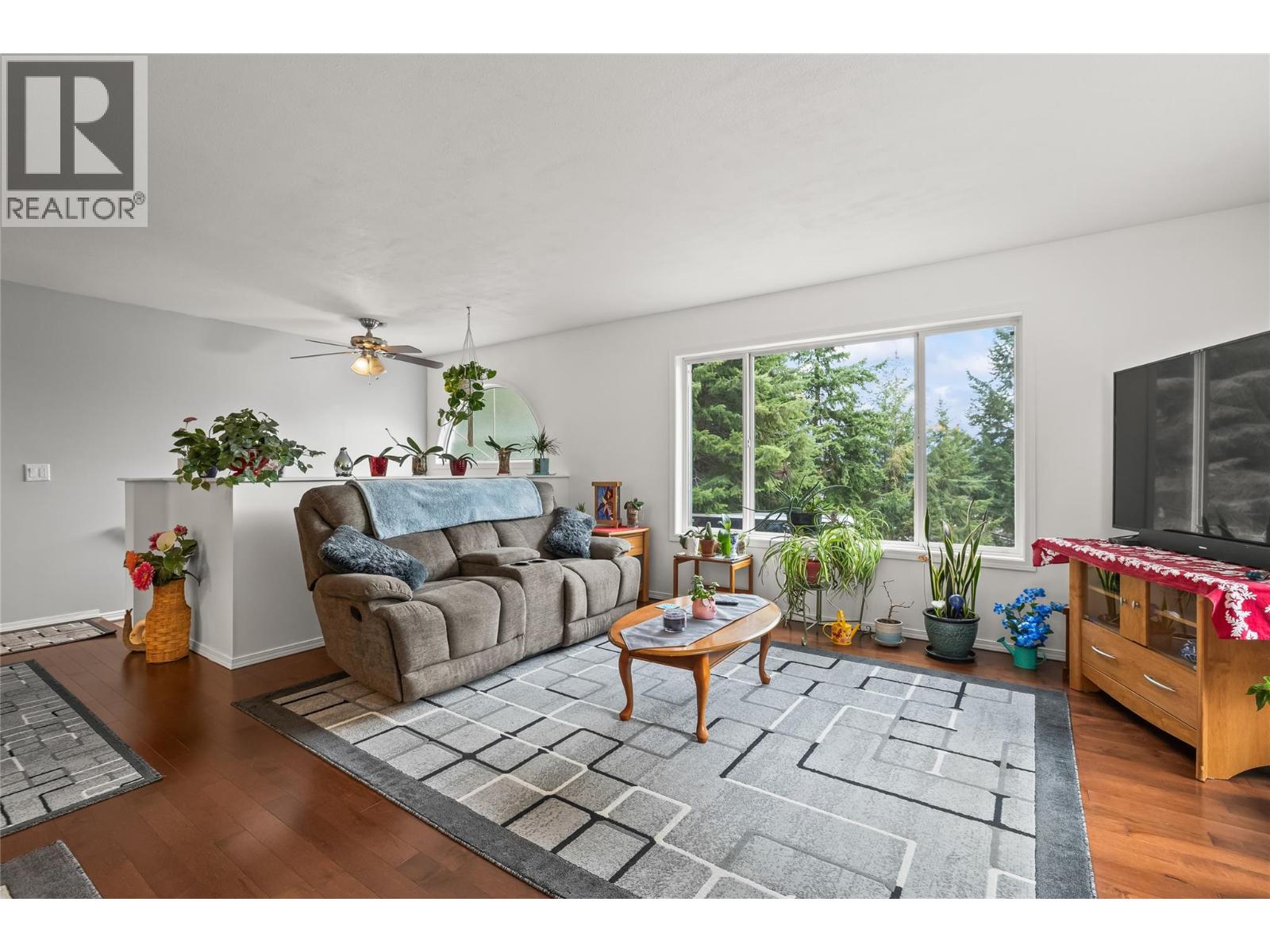 10736 Pinecrest Road, Vernon, British Columbia  V1H 2C1 - Photo 8 - 10378380