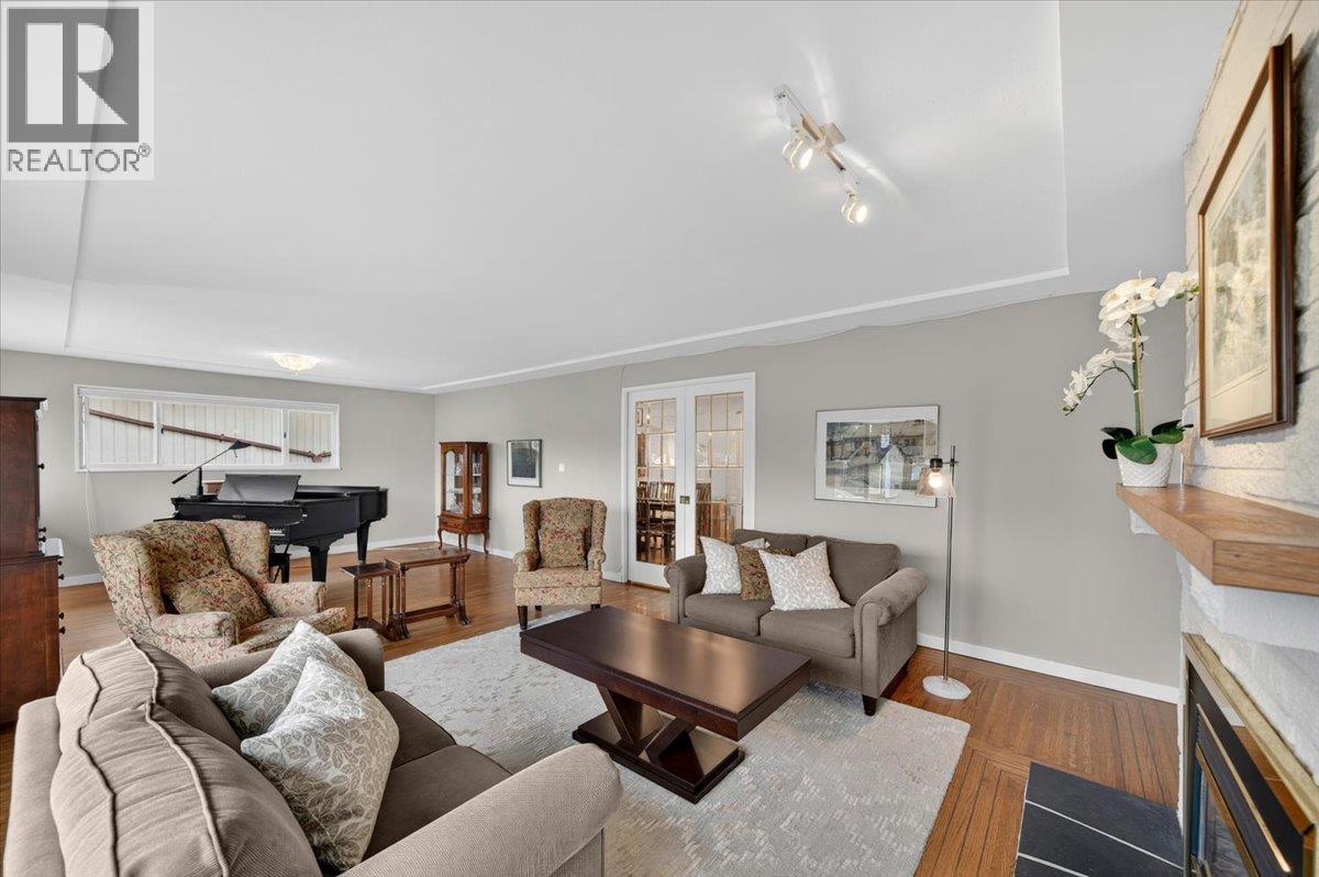 812 Grover Avenue, Coquitlam, British Columbia  V3J 3C8 - Photo 3 - R3098015