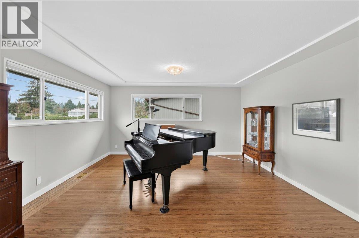 812 Grover Avenue, Coquitlam, British Columbia  V3J 3C8 - Photo 6 - R3098015