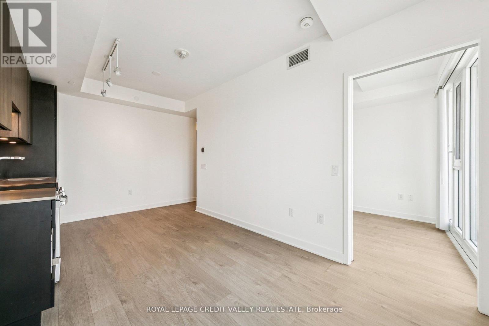 1413 - 3900 Confederation Parkway, Mississauga, Ontario  L5B 0M3 - Photo 17 - W12868622