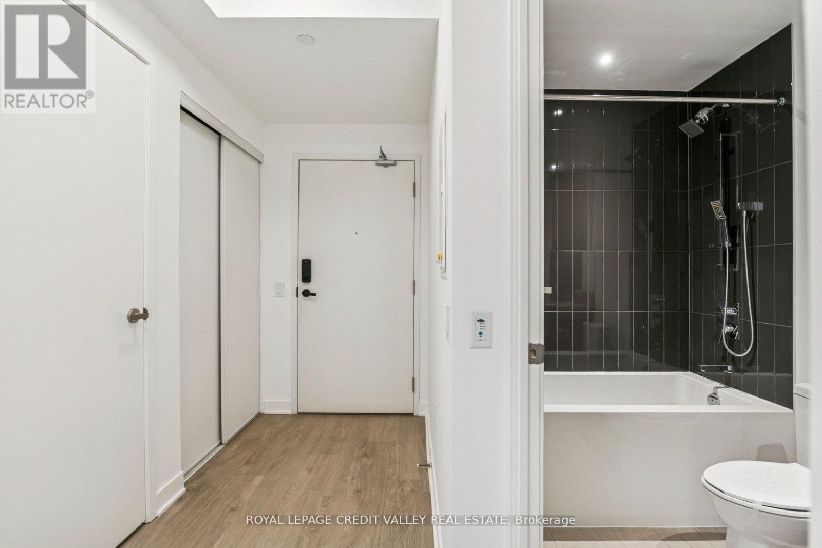 1413 - 3900 Confederation Parkway, Mississauga, Ontario  L5B 0M3 - Photo 6 - W12868622