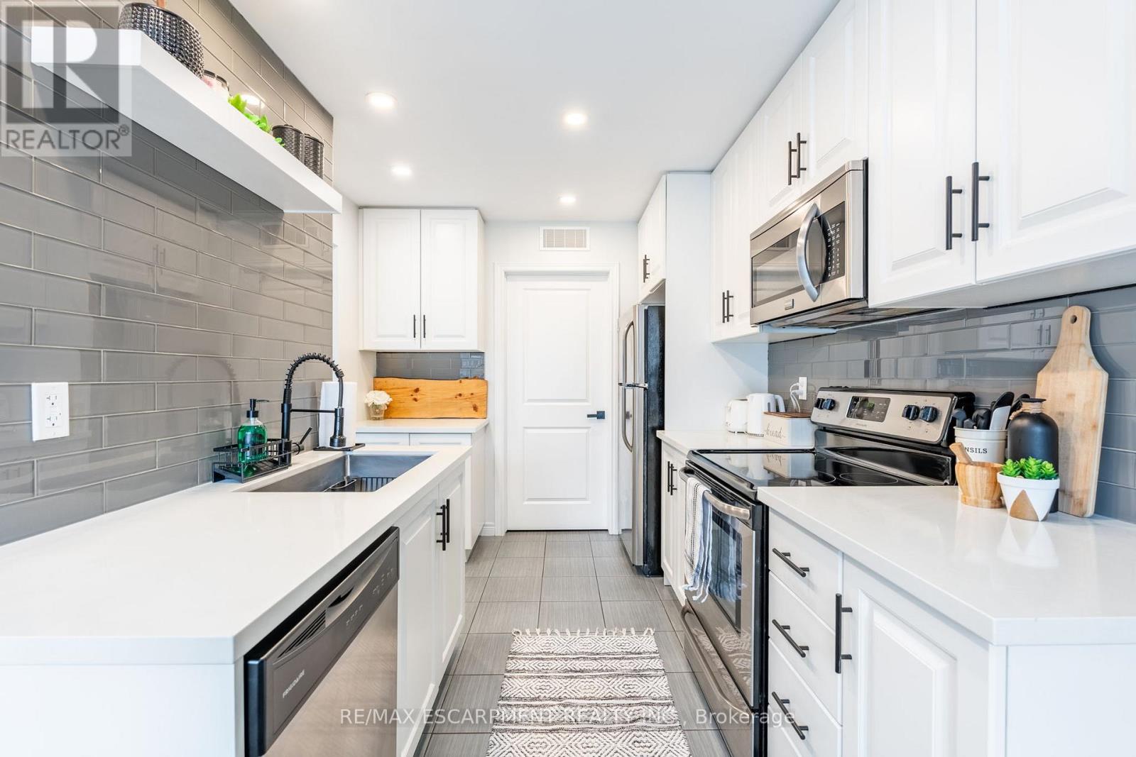 5 - 11 Stockbridge Gardens, Hamilton, Ontario  L8J 0H5 - Photo 19 - X12868642