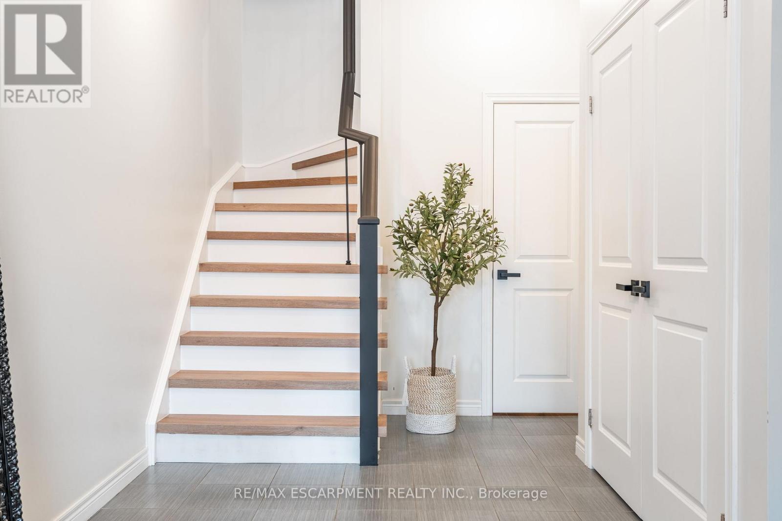 5 - 11 Stockbridge Gardens, Hamilton, Ontario  L8J 0H5 - Photo 6 - X12868642