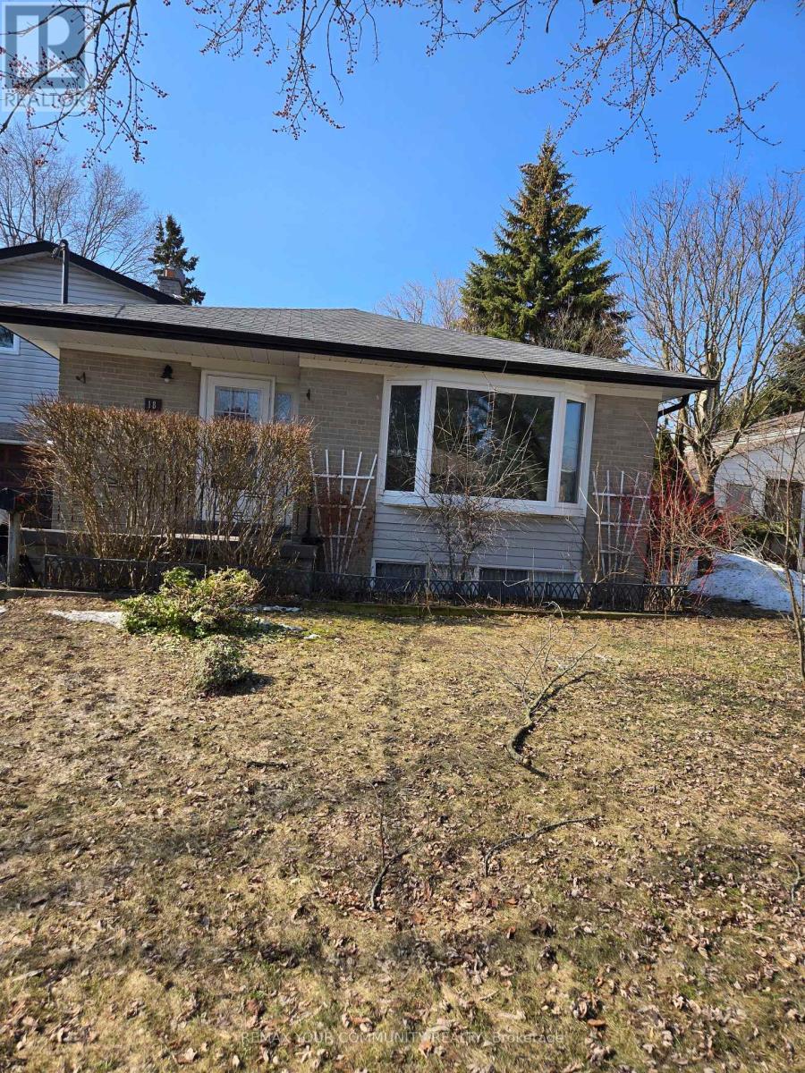 MAIN FLOOR - 18 COLLINS CRESCENT, Aurora, Ontario