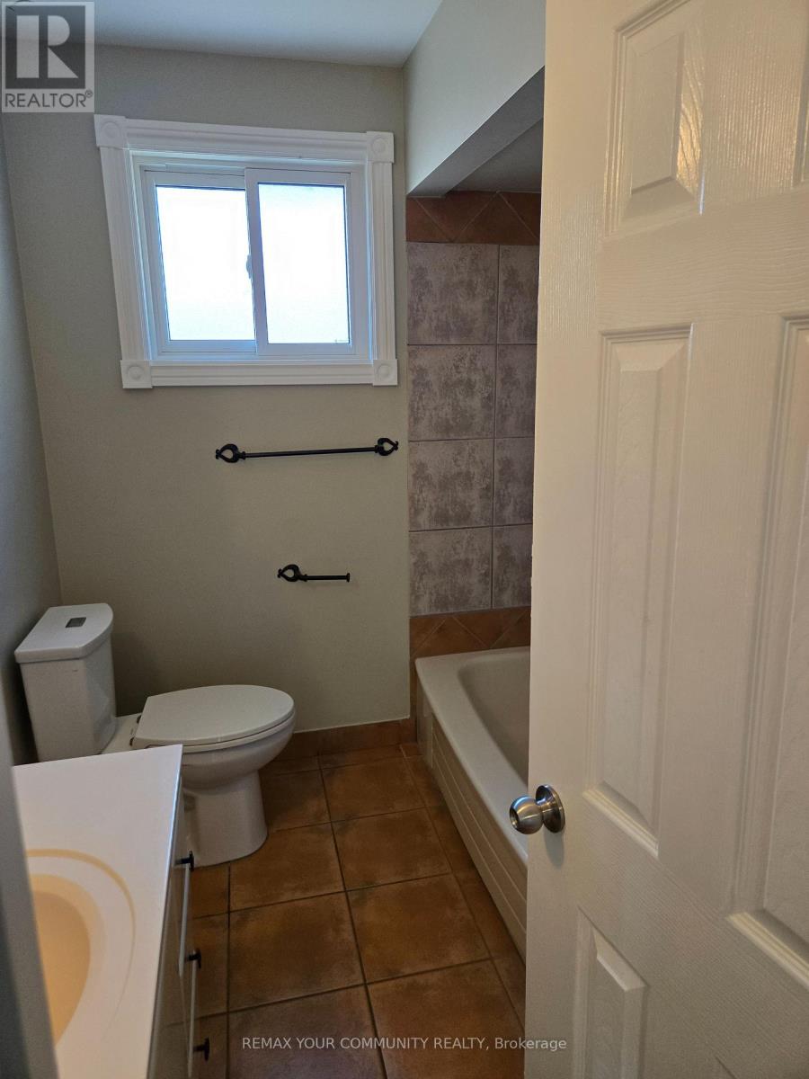 Main Floor - 18 Collins Crescent, Aurora, Ontario  L4G 2W2 - Photo 12 - N12752306