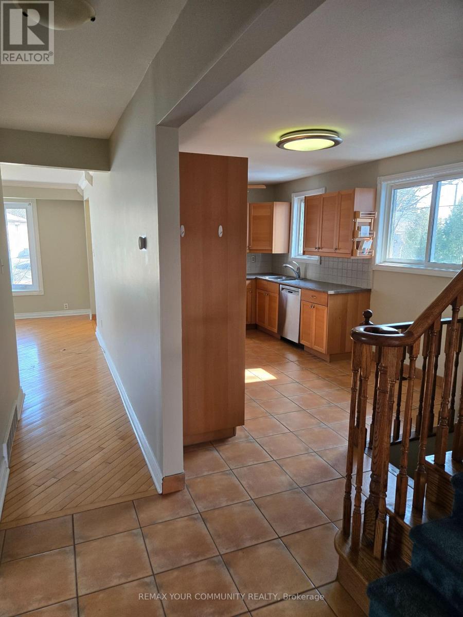 Main Floor - 18 Collins Crescent, Aurora, Ontario  L4G 2W2 - Photo 3 - N12752306