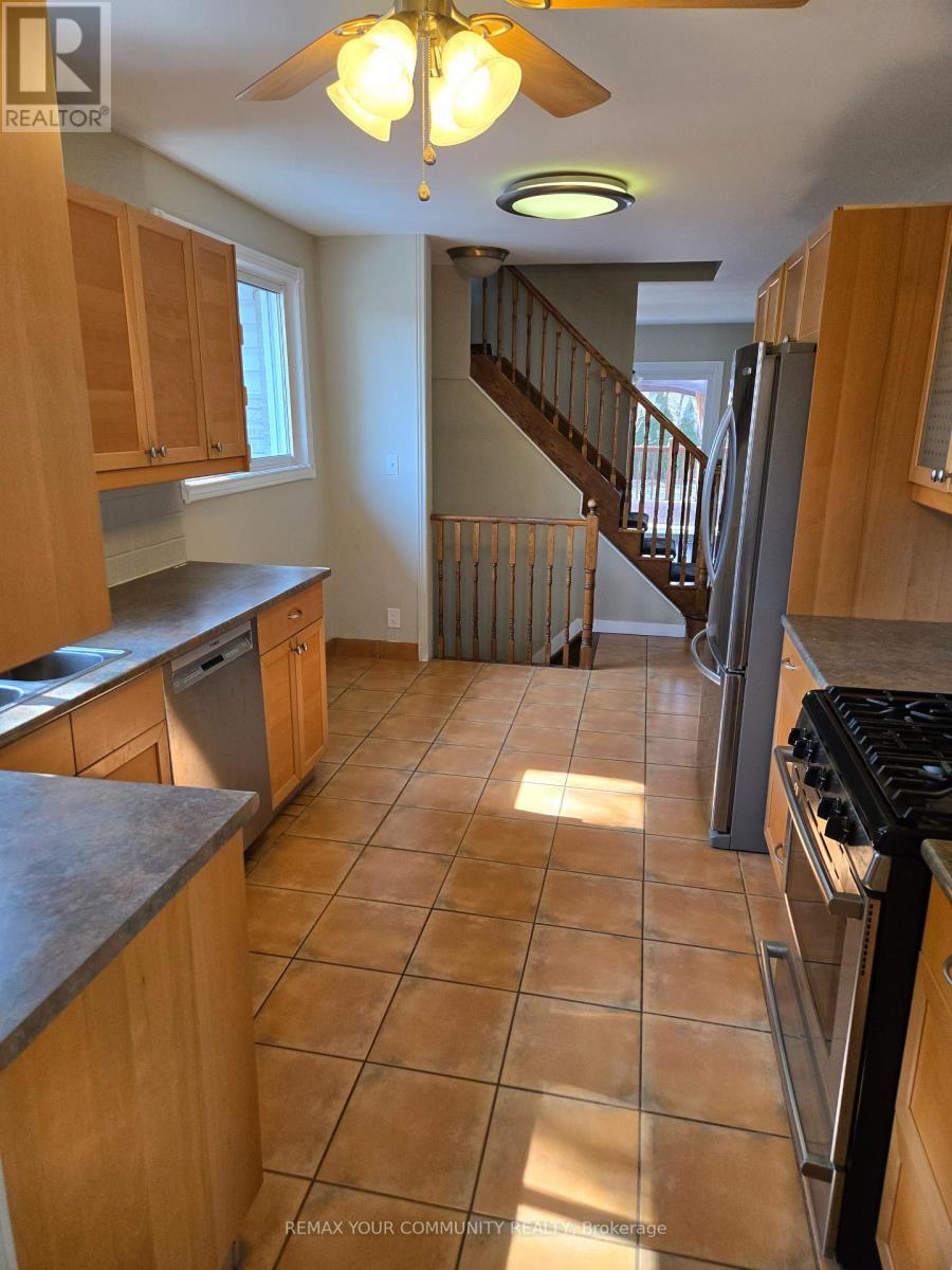 Main Floor - 18 Collins Crescent, Aurora, Ontario  L4G 2W2 - Photo 4 - N12752306