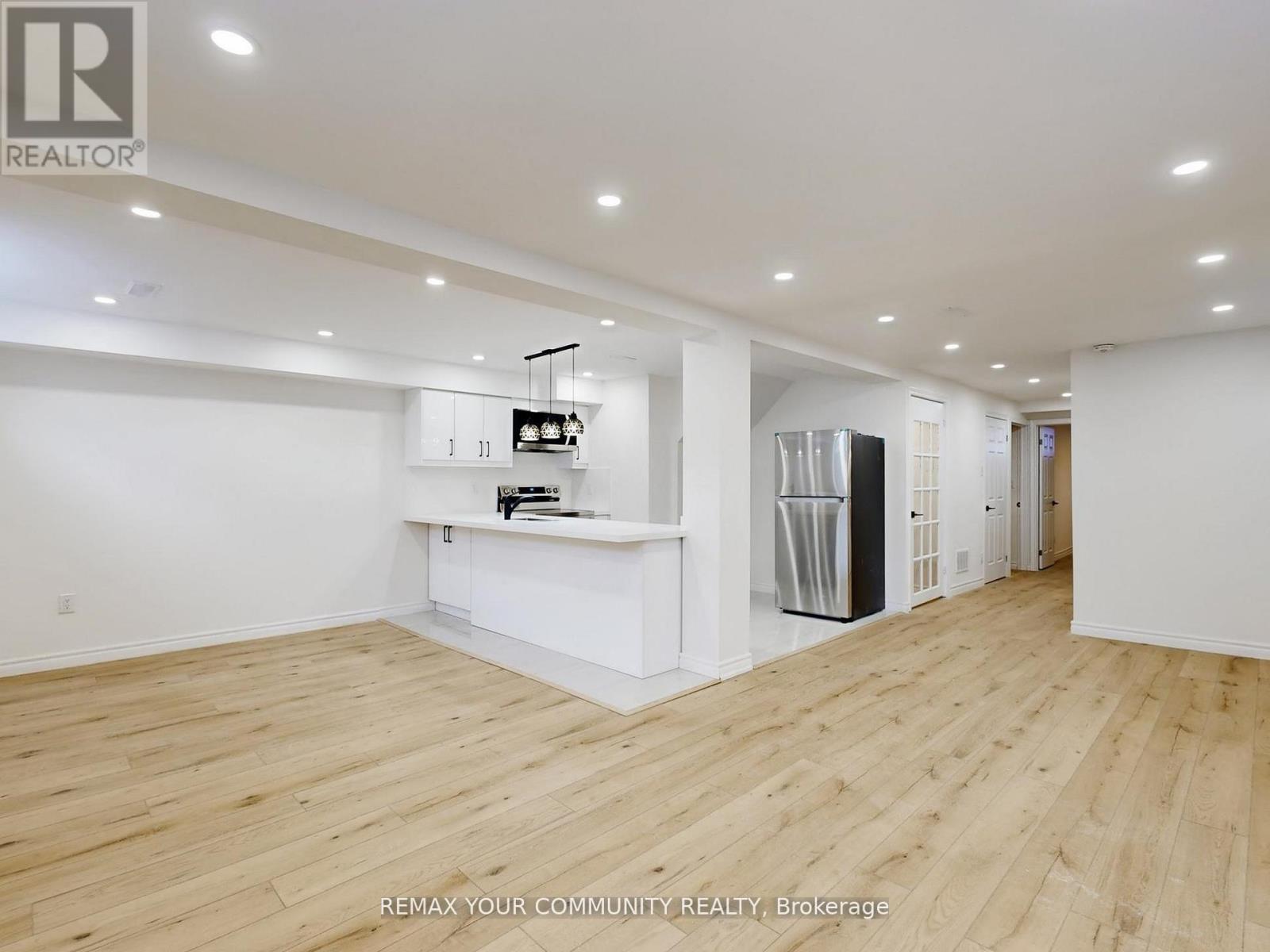 Lower - 264 Currey Crescent E, Newmarket (Central Newmarket), Ontario  L3Y 5M9 - Photo 8 - N12868662