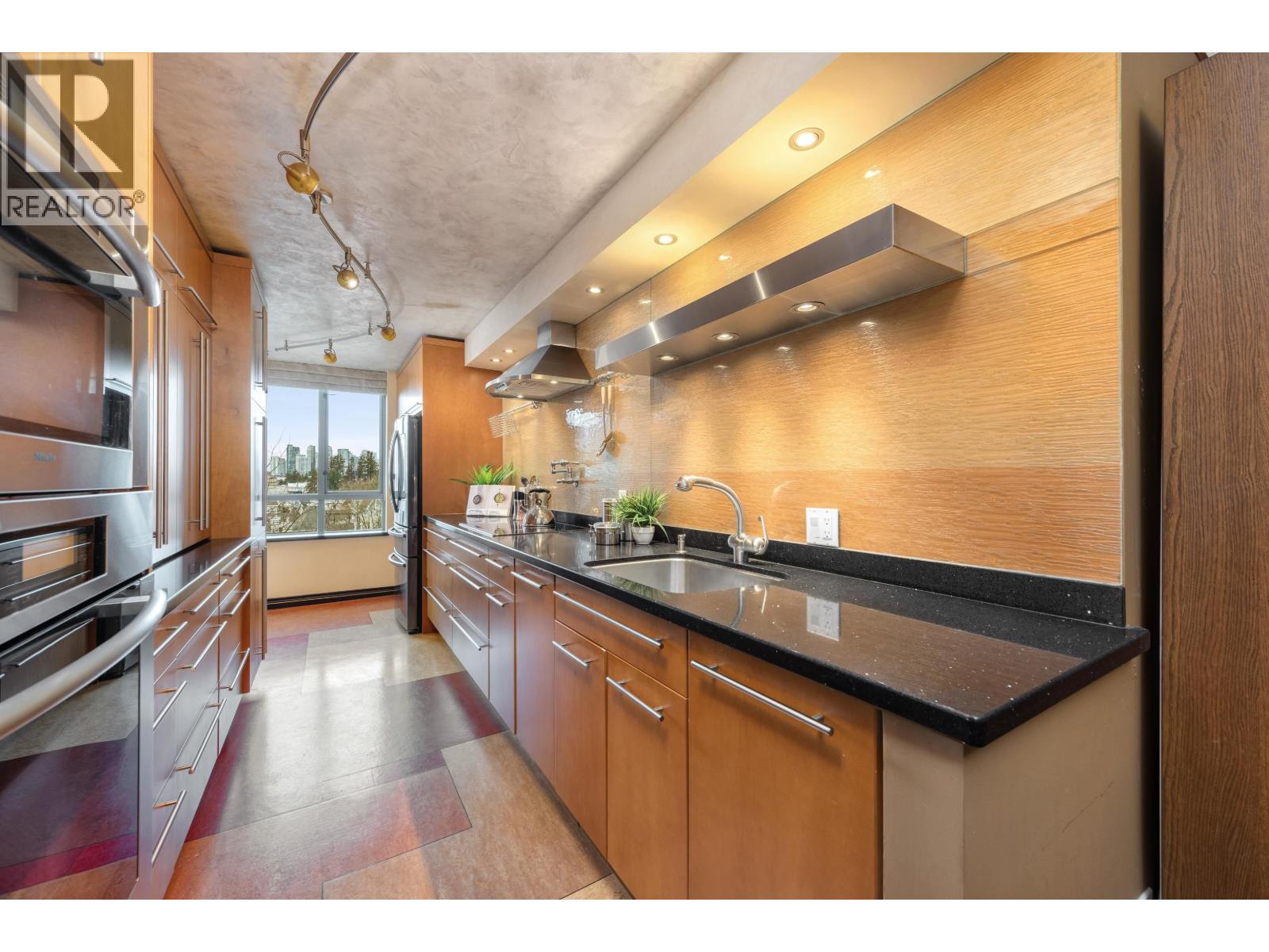 601 6622 Southoaks Crescent, Burnaby, British Columbia  V5E 4K2 - Photo 3 - R3098148