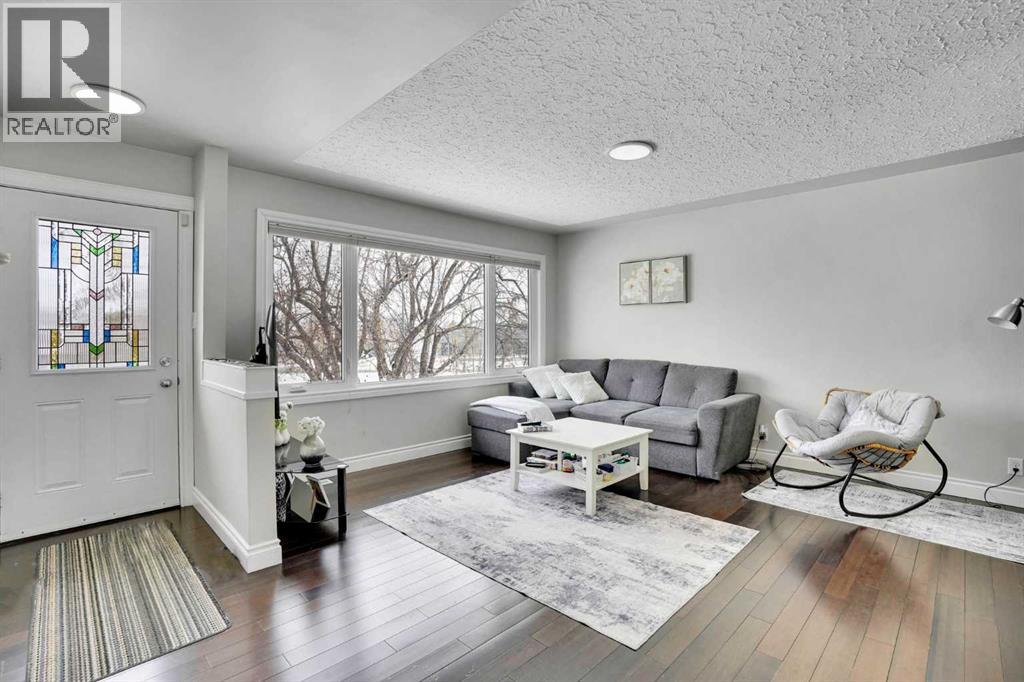 35 Meadowview Road Sw, Calgary, Alberta  T2V 1W1 - Photo 3 - A2291651