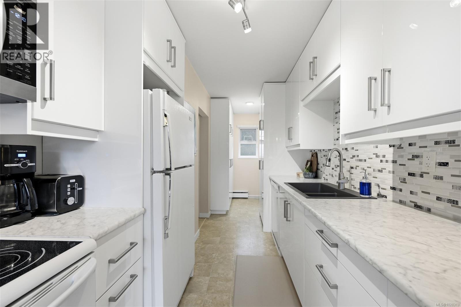 3596 Tillicum Rd, Saanich, British Columbia  V8Z 4H4 - Photo 5 - 1028313