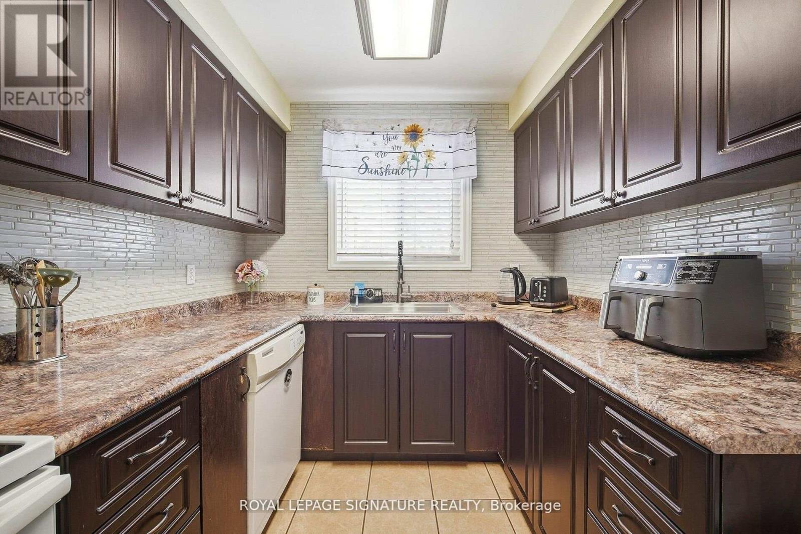 204 Medina Court, Oshawa, Ontario  L1J 7E1 - Photo 12 - E12868736