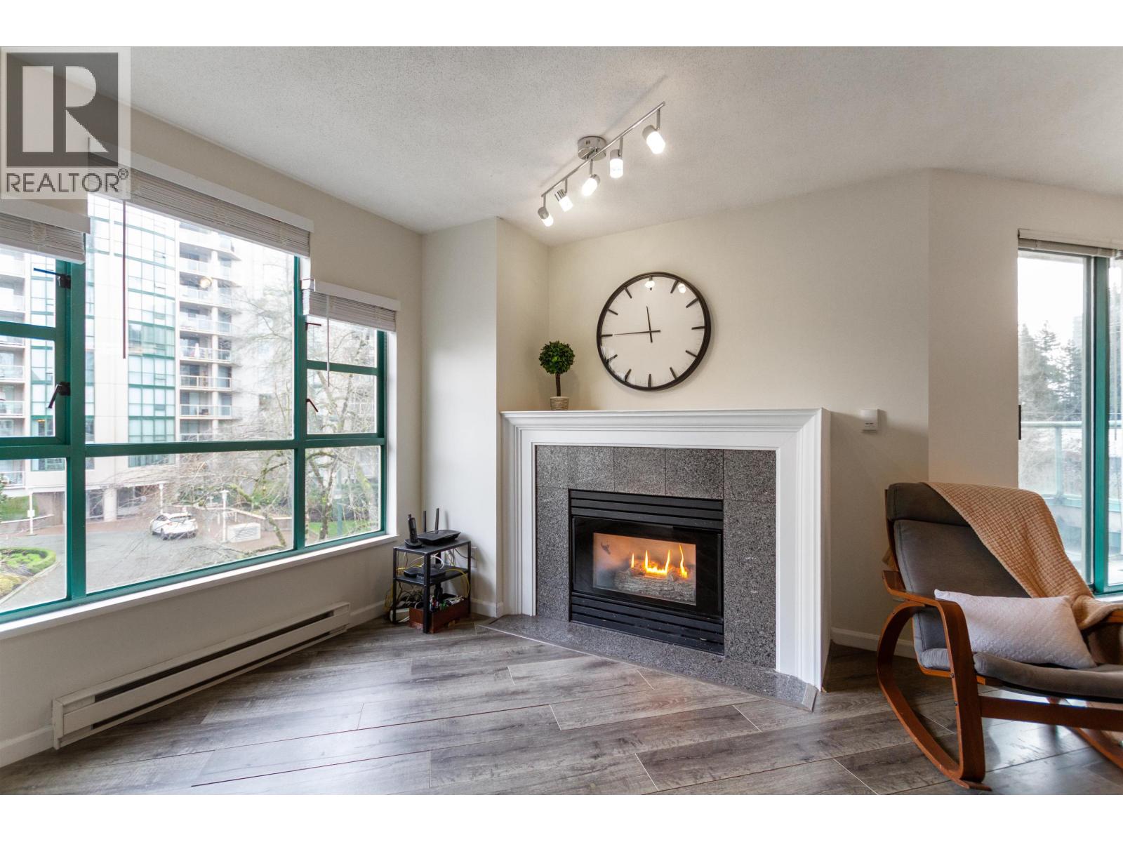 401e 3081 Glen Drive, Coquitlam, British Columbia  V3B 2P8 - Photo 2 - R3098313