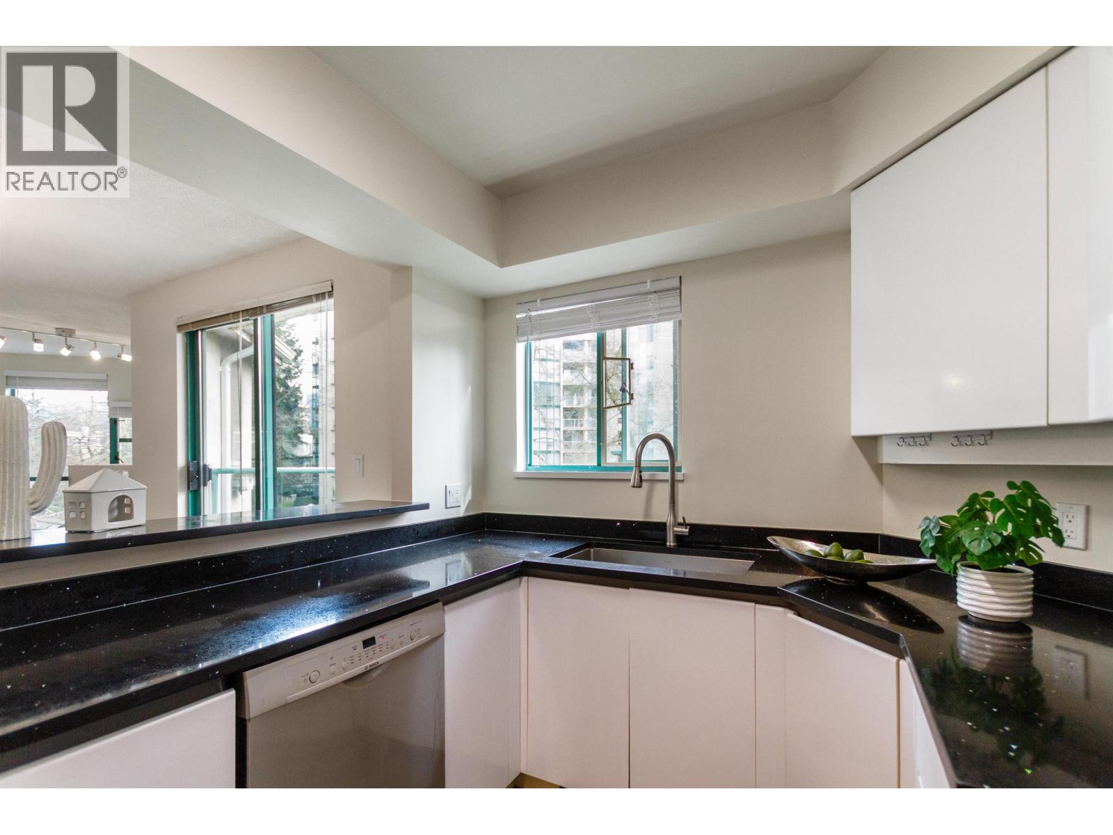 401e 3081 Glen Drive, Coquitlam, British Columbia  V3B 2P8 - Photo 6 - R3098313