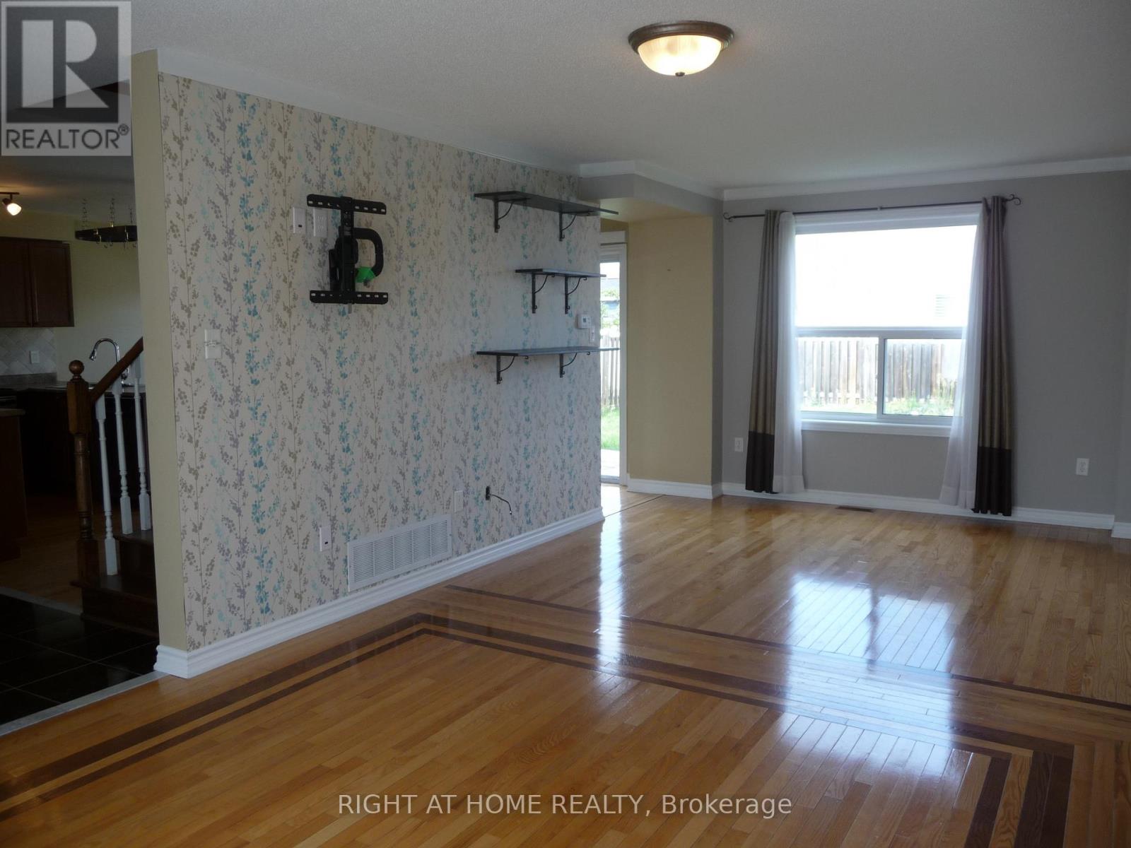 134 Dean Avenue, Barrie, Ontario  L4N 0V6 - Photo 2 - S12868800