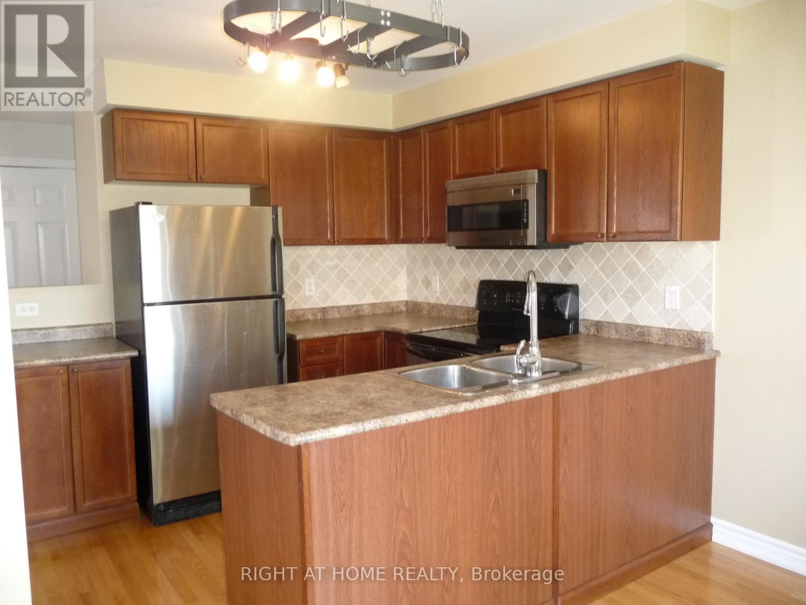 134 Dean Avenue, Barrie, Ontario  L4N 0V6 - Photo 5 - S12868800