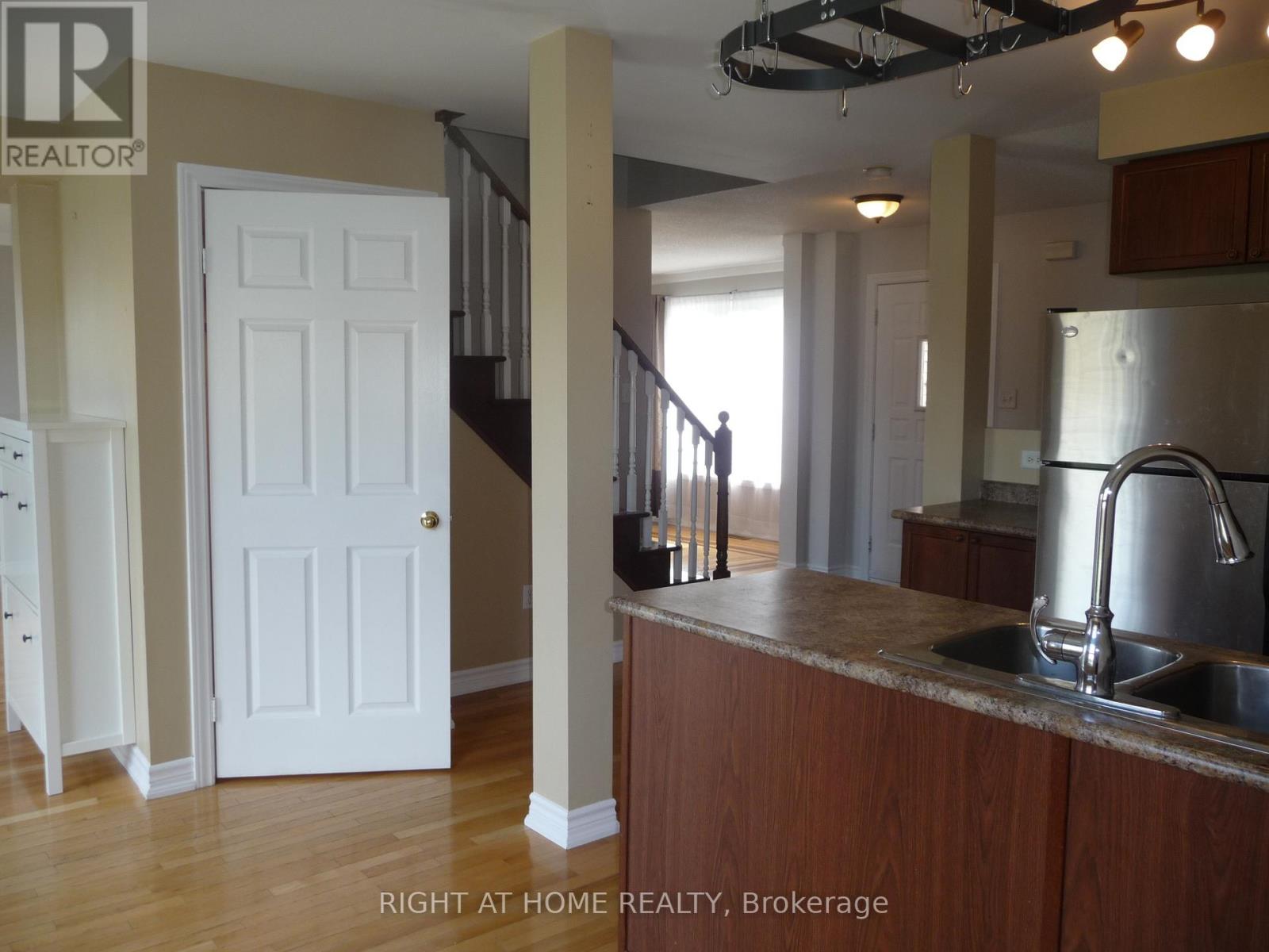 134 Dean Avenue, Barrie, Ontario  L4N 0V6 - Photo 6 - S12868800