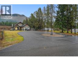 892 Waterloo Road, Castlegar, British Columbia