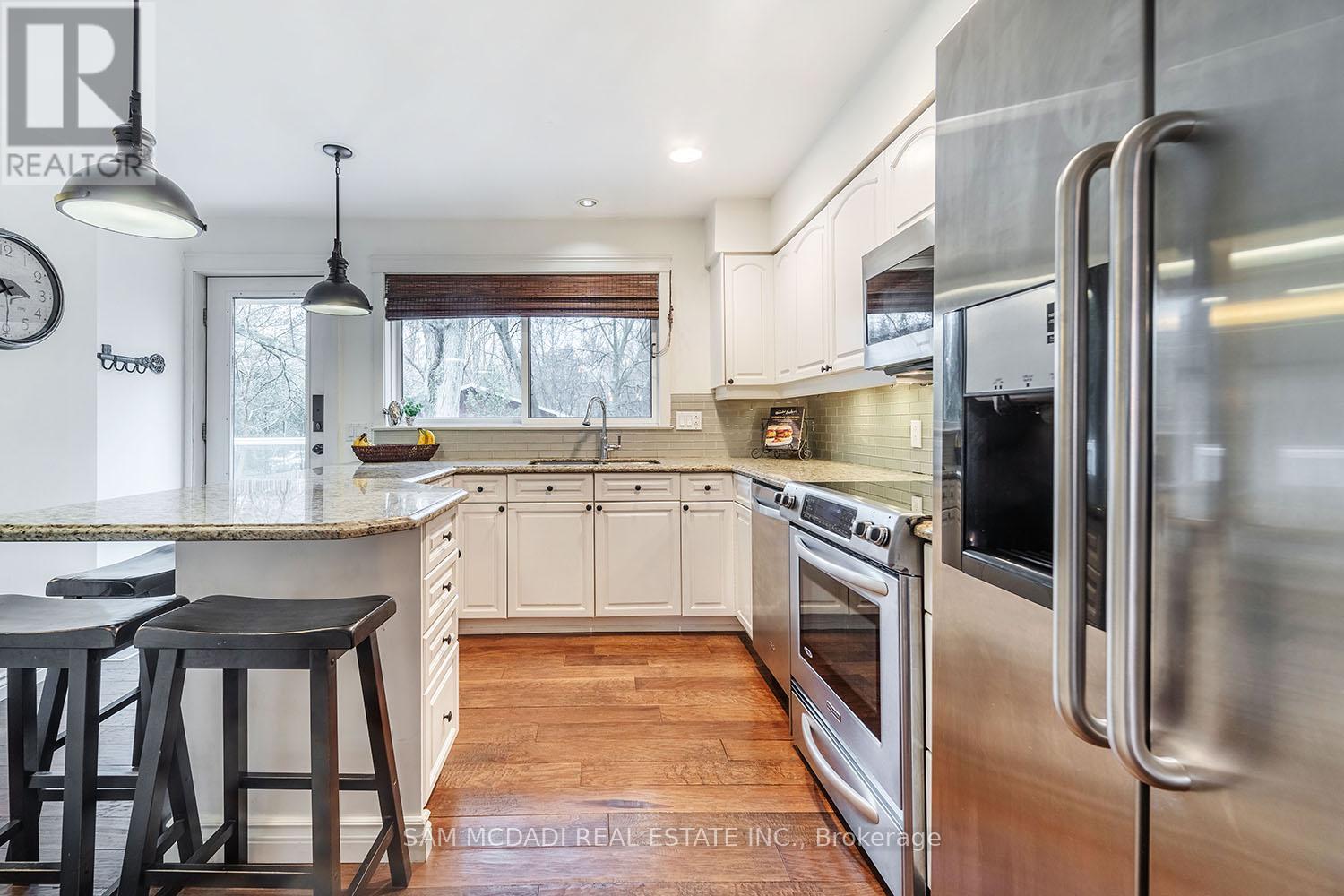 388 Ash Road, Oakville, Ontario  L6J 4P7 - Photo 9 - W12866514