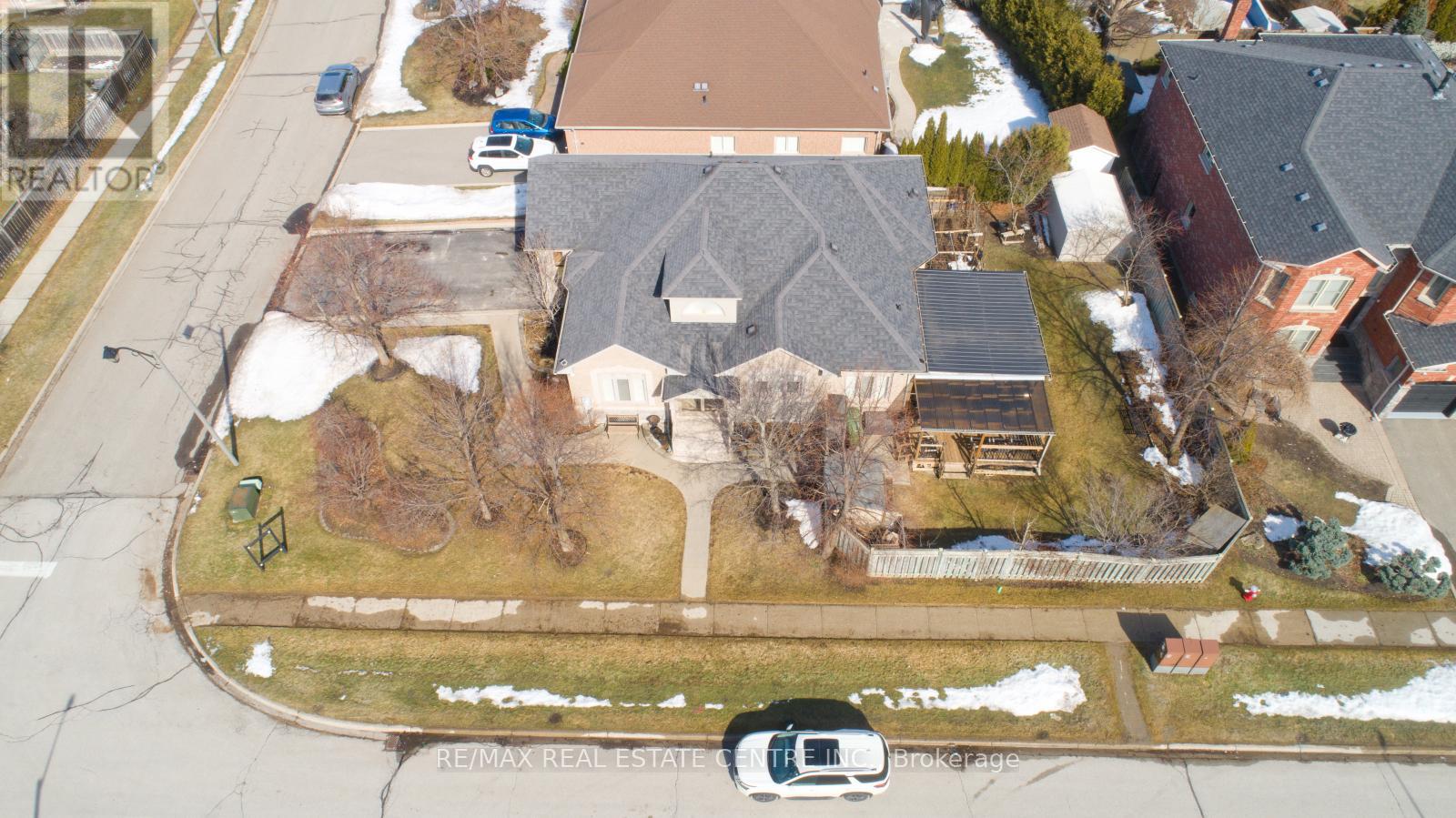 1 Kirkwood Crescent, Caledon, Ontario  L7C 1A5 - Photo 2 - W12868878