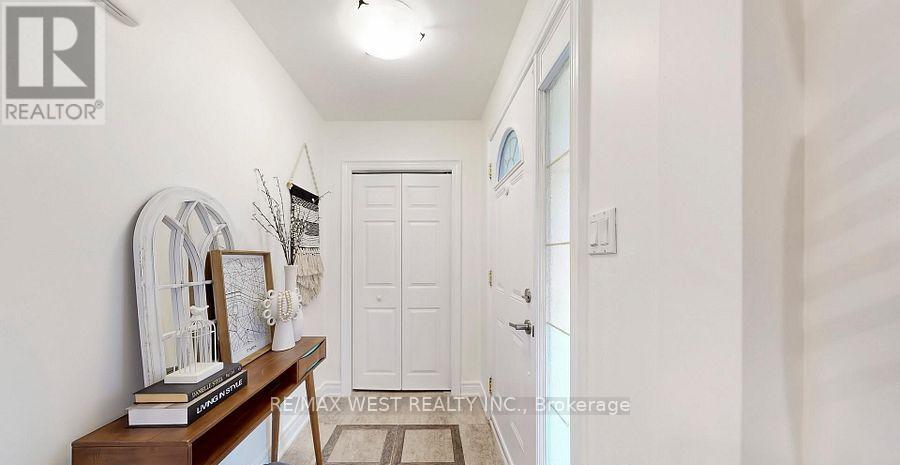 194 Sewell Drive, Oakville, Ontario  L6H 1E4 - Photo 3 - W12868884