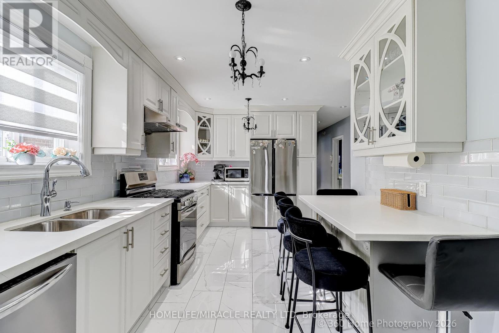 78 Cherrylawn Avenue, Toronto, Ontario  M9L 2B5 - Photo 10 - W12868940