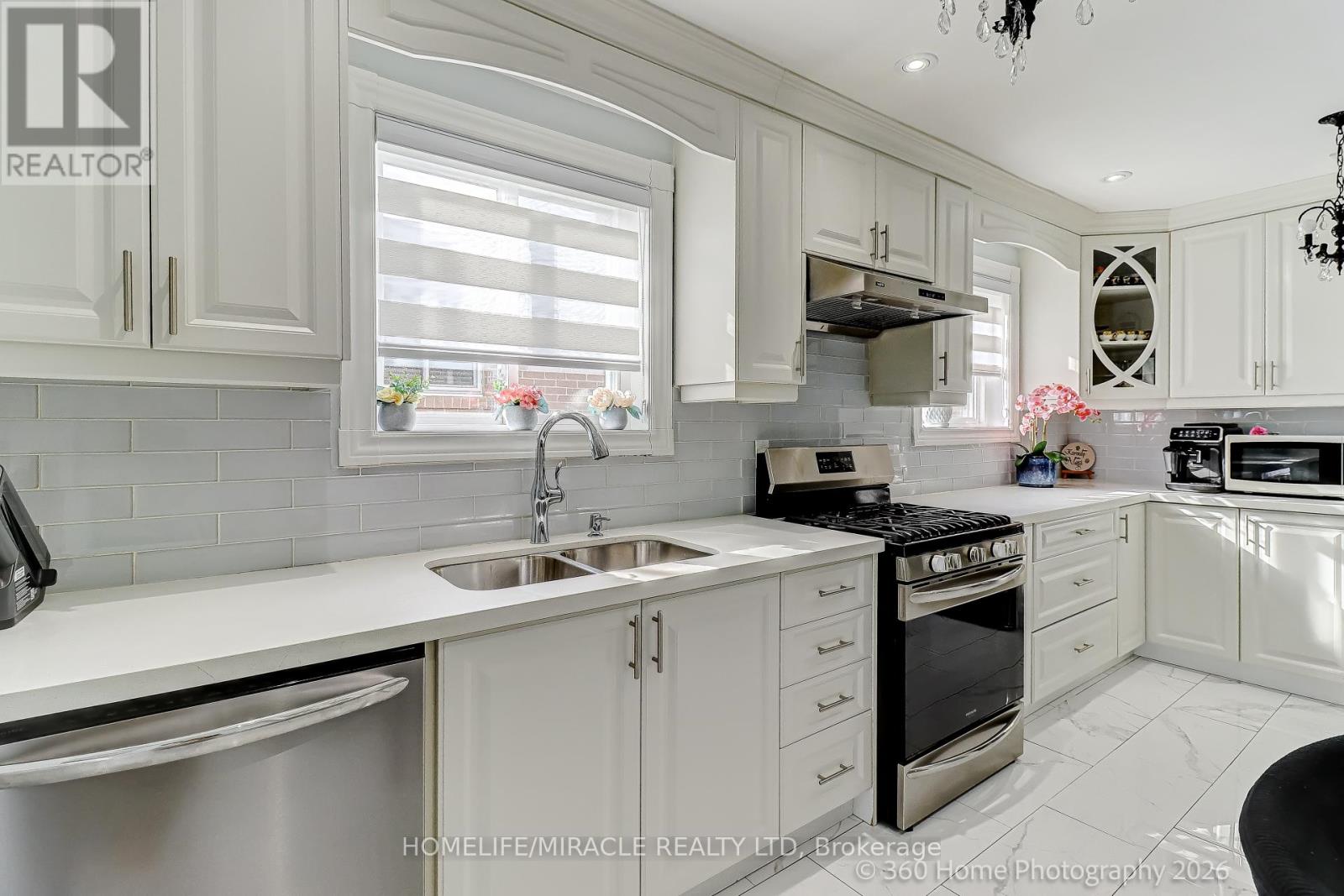 78 Cherrylawn Avenue, Toronto, Ontario  M9L 2B5 - Photo 11 - W12868940