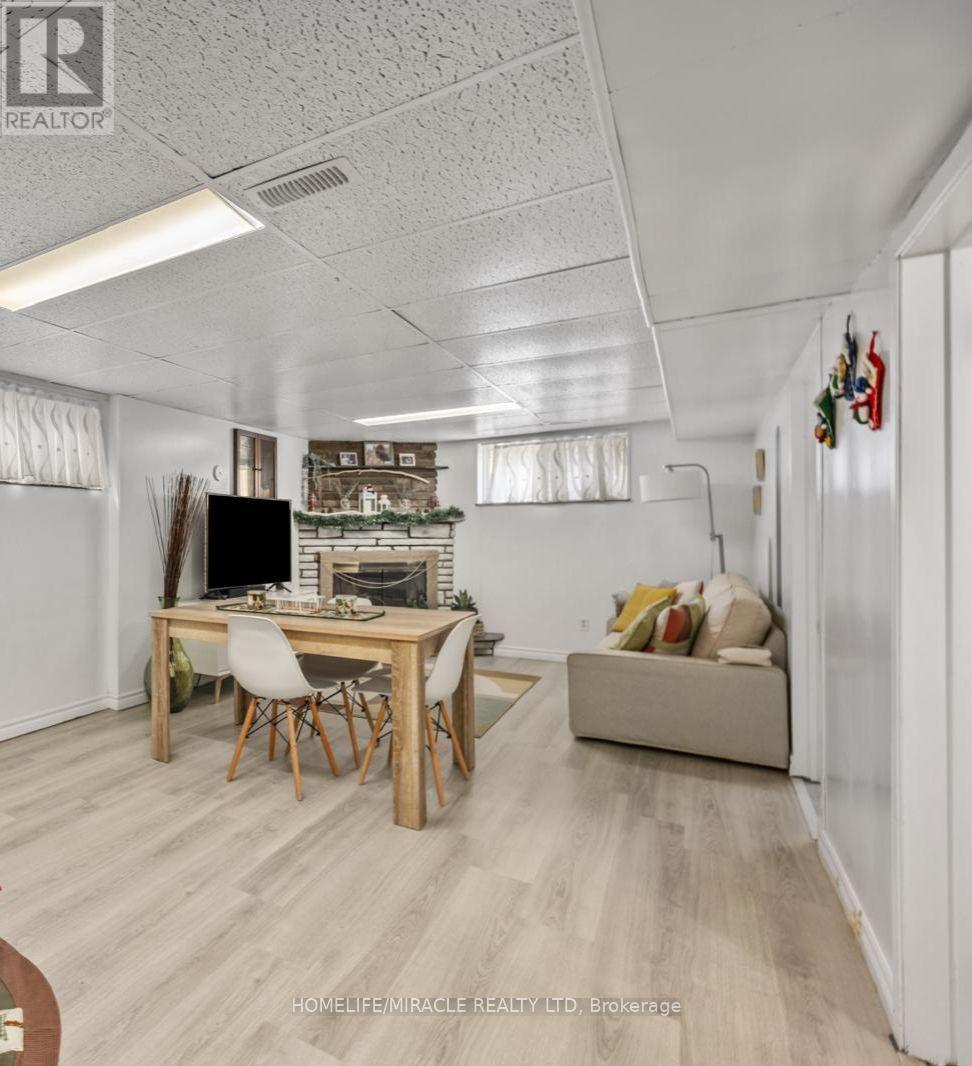 78 Cherrylawn Avenue, Toronto, Ontario  M9L 2B5 - Photo 24 - W12868940