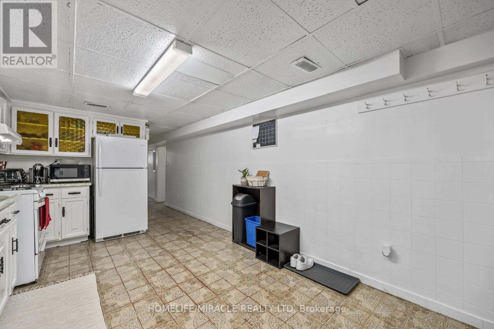 78 Cherrylawn Avenue, Toronto, Ontario  M9L 2B5 - Photo 26 - W12868940