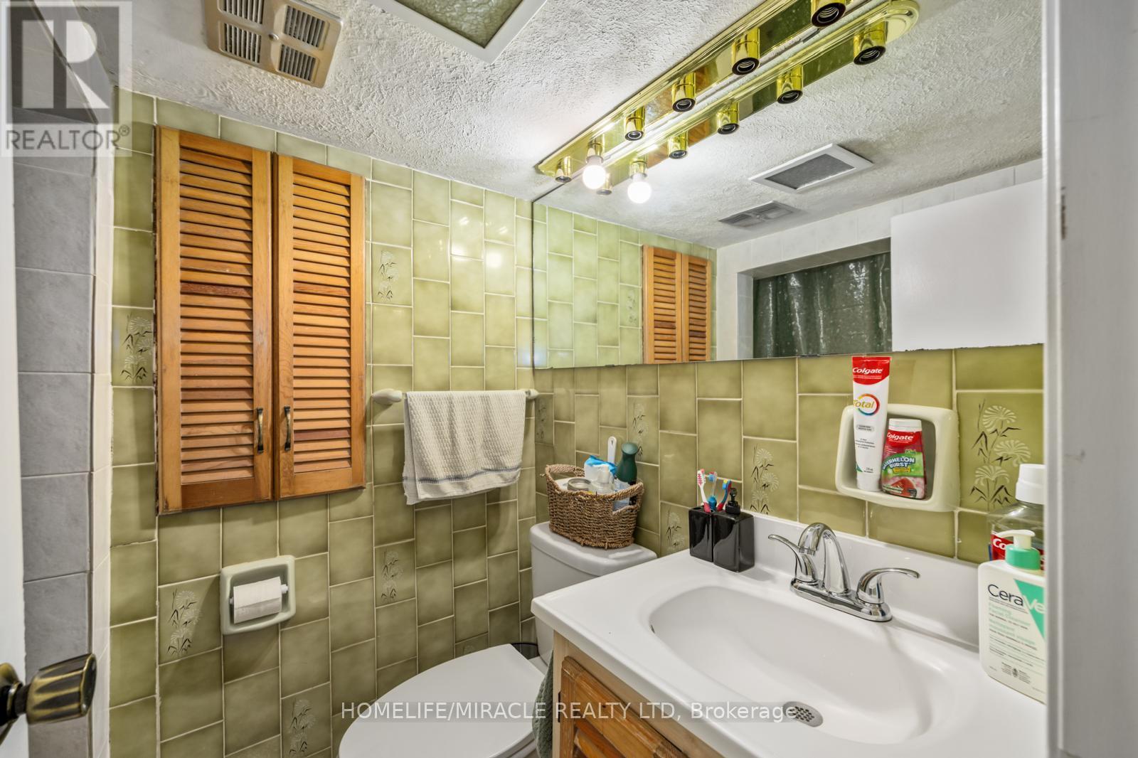 78 Cherrylawn Avenue, Toronto, Ontario  M9L 2B5 - Photo 27 - W12868940