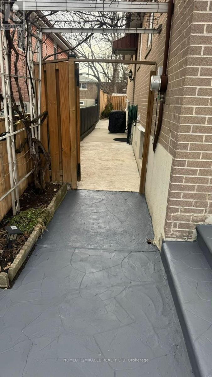 78 Cherrylawn Avenue, Toronto, Ontario  M9L 2B5 - Photo 31 - W12868940