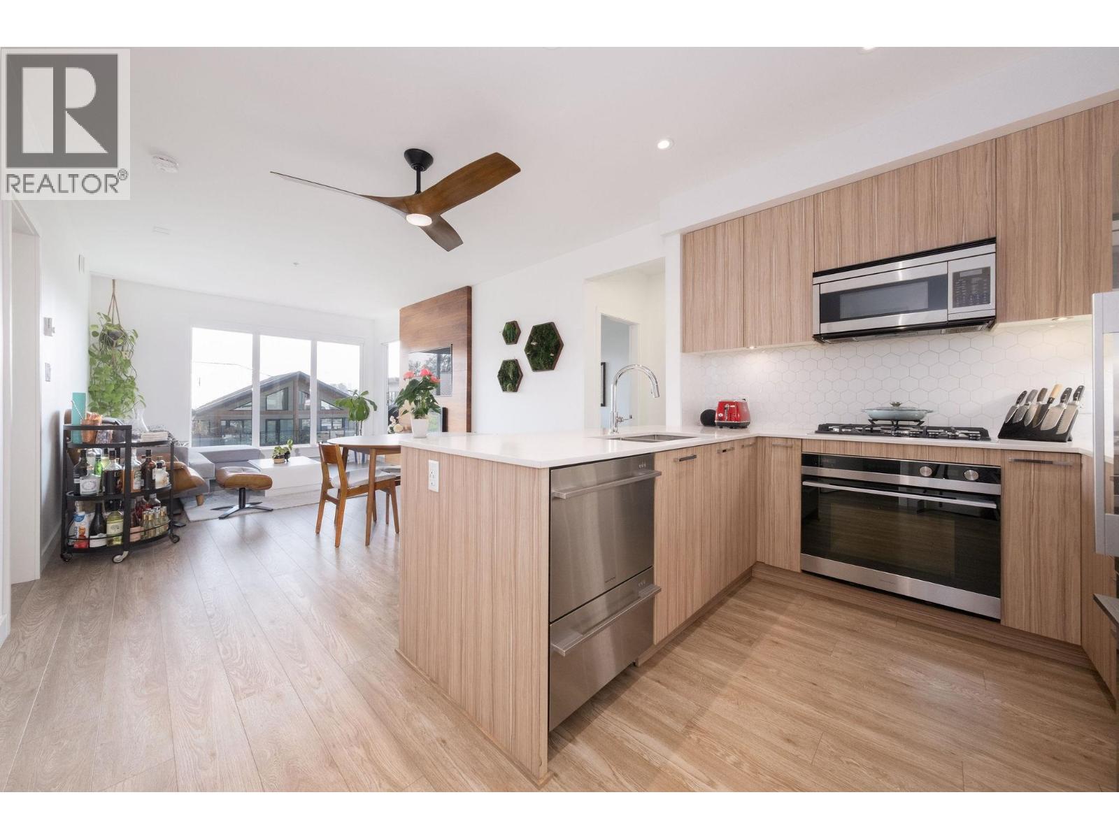 404 1061 MARINE DRIVE, North Vancouver, British Columbia