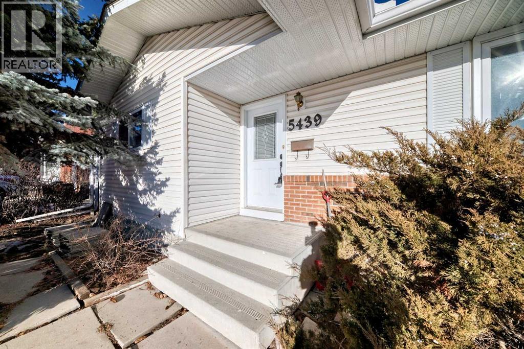 5439 Dalrymple Crescent Nw, Calgary, Alberta  T3A 1R4 - Photo 3 - A2280374