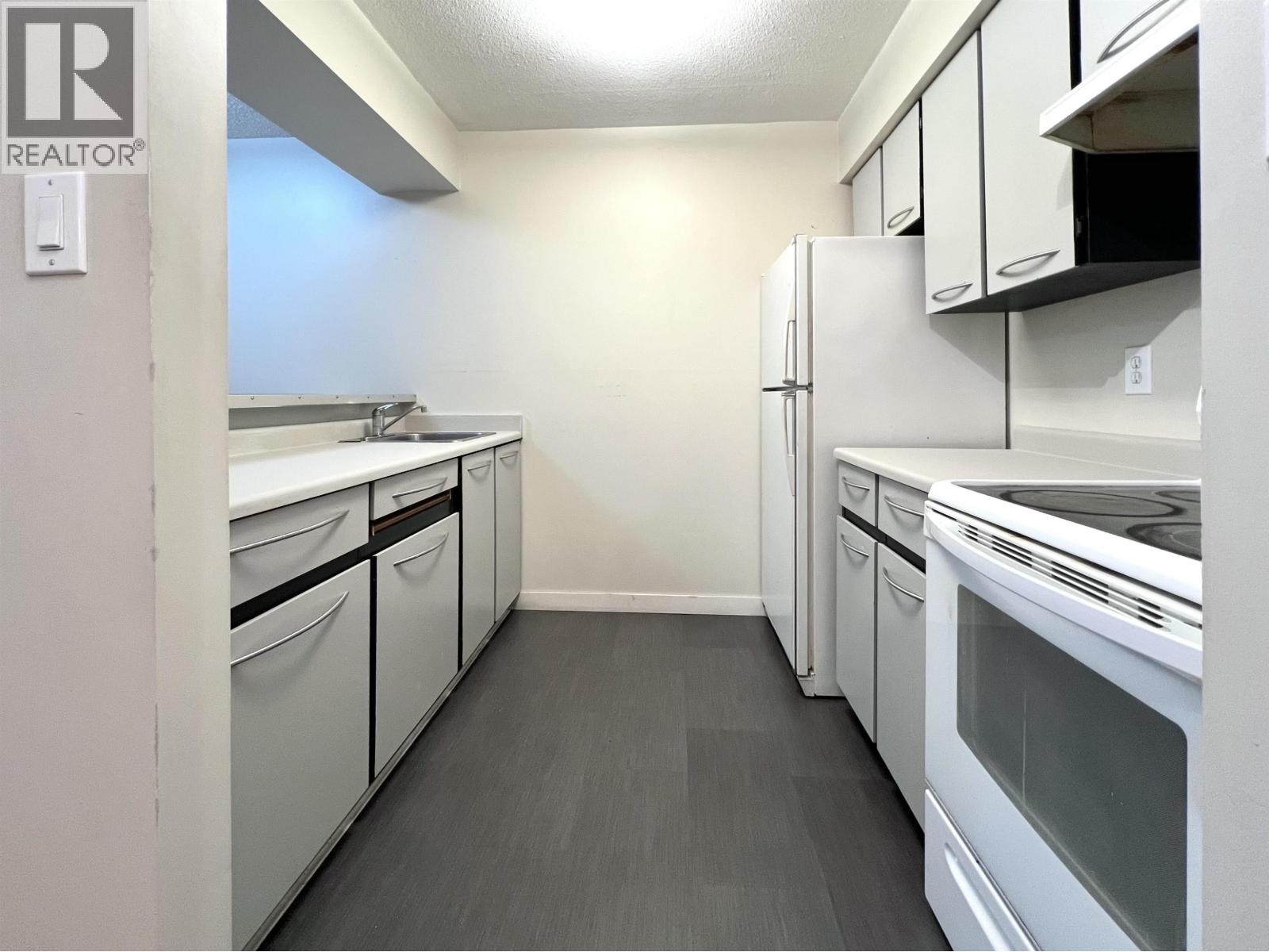 208 1955 Woodway Place, Burnaby, British Columbia  V5B 4S5 - Photo 4 - R3098515