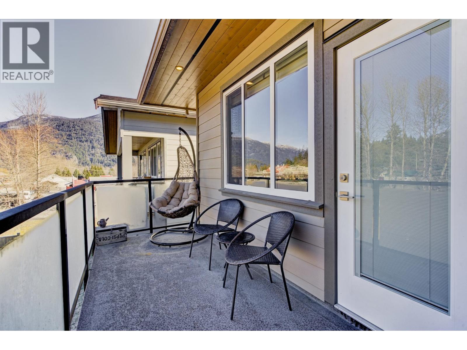 2004 Tiyata Boulevard, Pemberton, British Columbia  V0N 2L0 - Photo 16 - R3098538