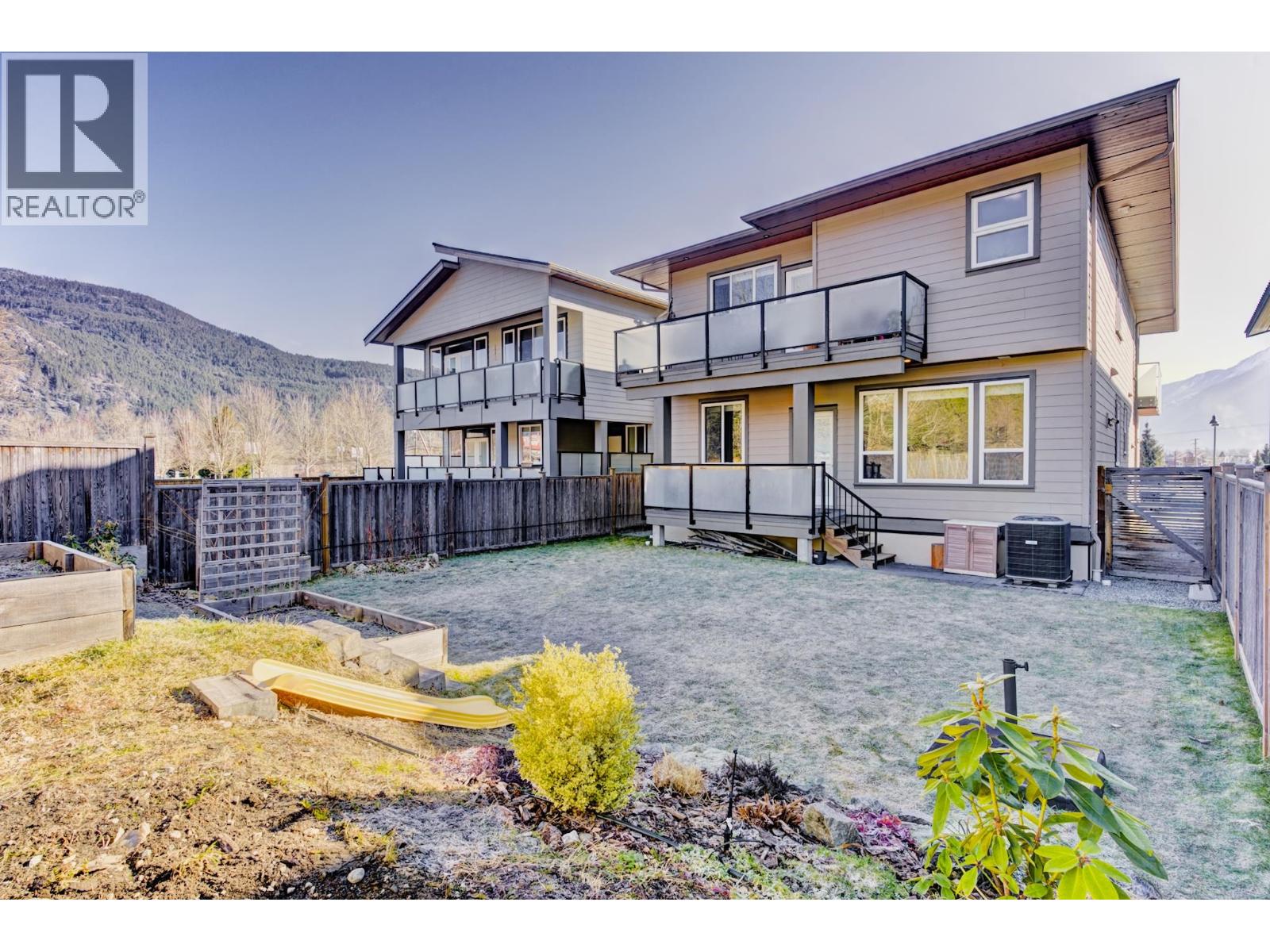 2004 Tiyata Boulevard, Pemberton, British Columbia  V0N 2L0 - Photo 33 - R3098538