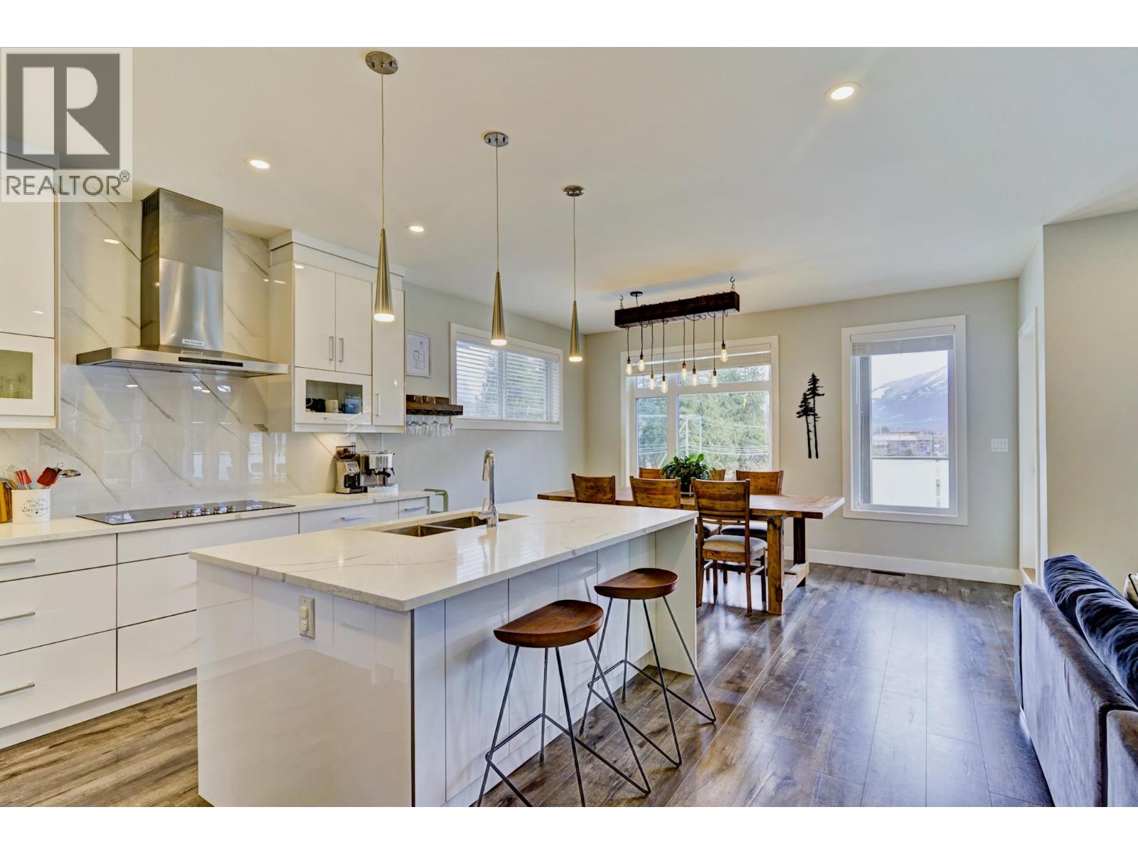 2004 Tiyata Boulevard, Pemberton, British Columbia  V0N 2L0 - Photo 4 - R3098538