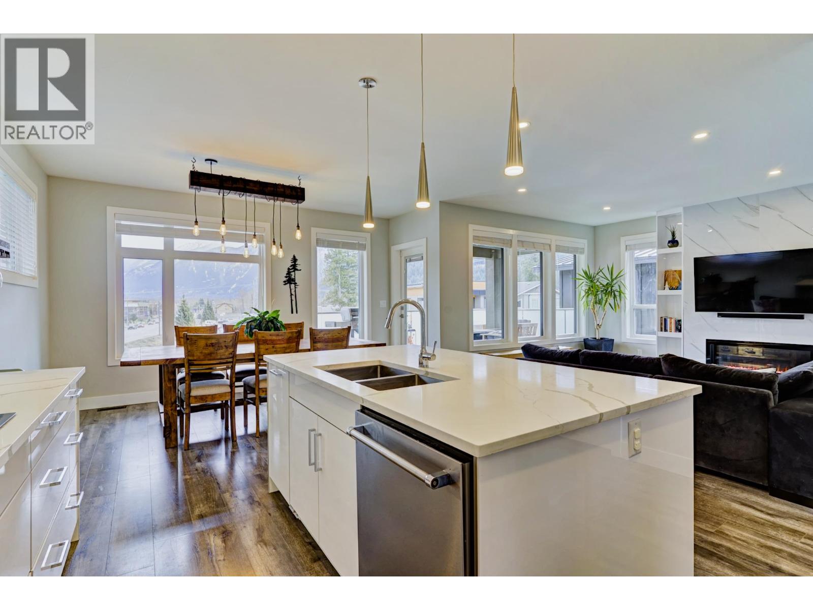 2004 Tiyata Boulevard, Pemberton, British Columbia  V0N 2L0 - Photo 5 - R3098538