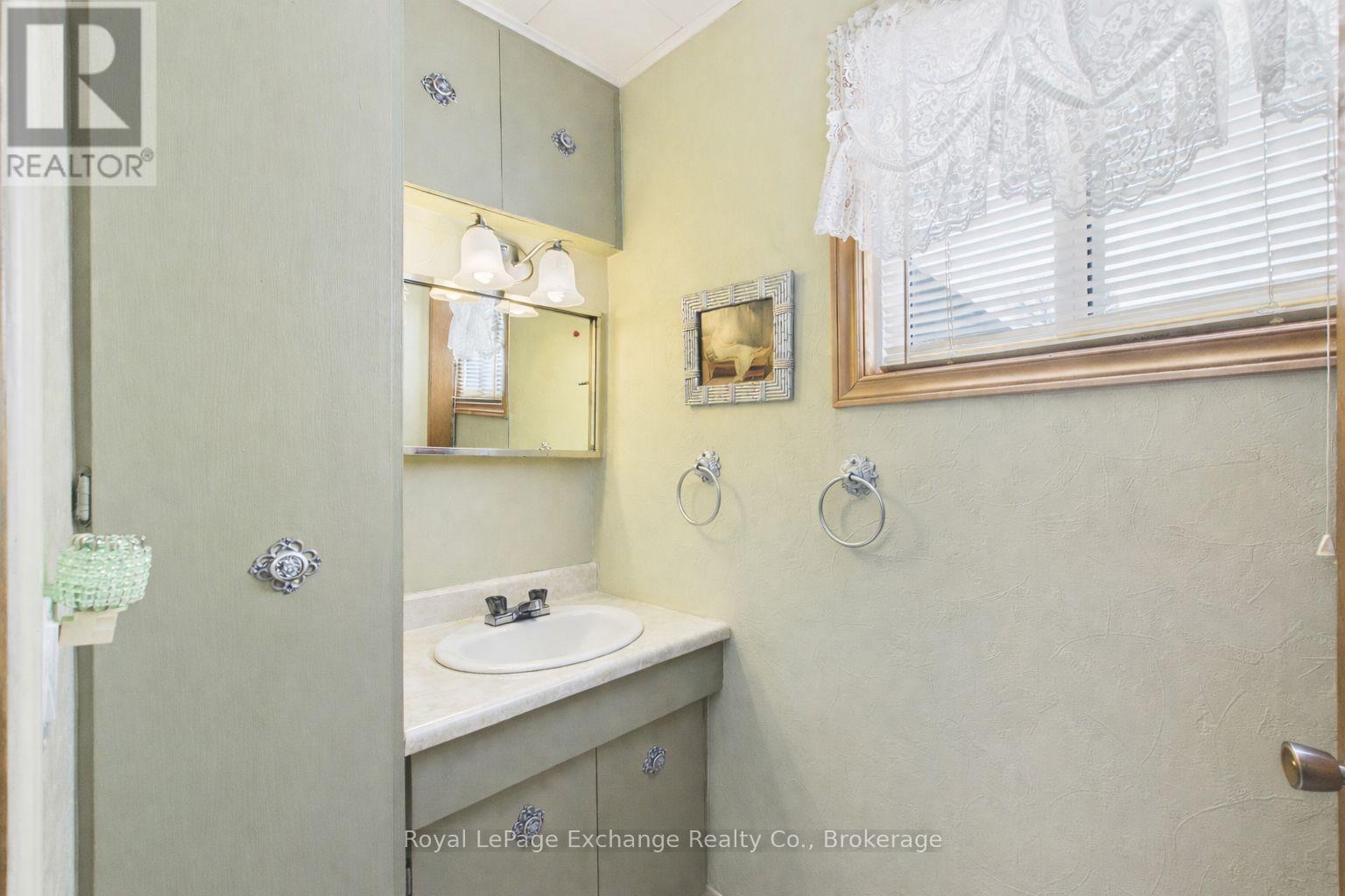 350 St Albert Street, Kincardine, Ontario  N2Z 2T8 - Photo 9 - X12868968