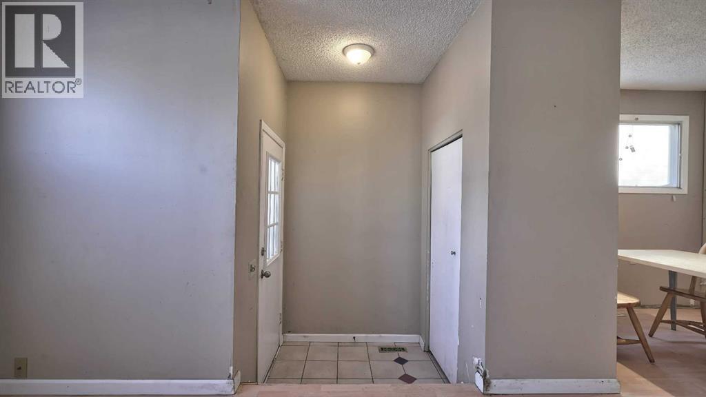 7814 21 Street Se, Calgary, Alberta  T2C 1Y7 - Photo 2 - A2287800