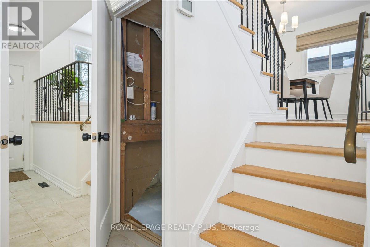 3655 Burnbrae Drive, Mississauga, Ontario  L5C 2R6 - Photo 13 - W12739286