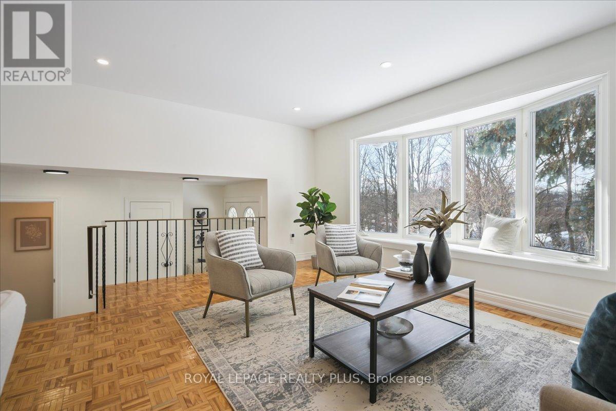 3655 Burnbrae Drive, Mississauga, Ontario  L5C 2R6 - Photo 4 - W12739286