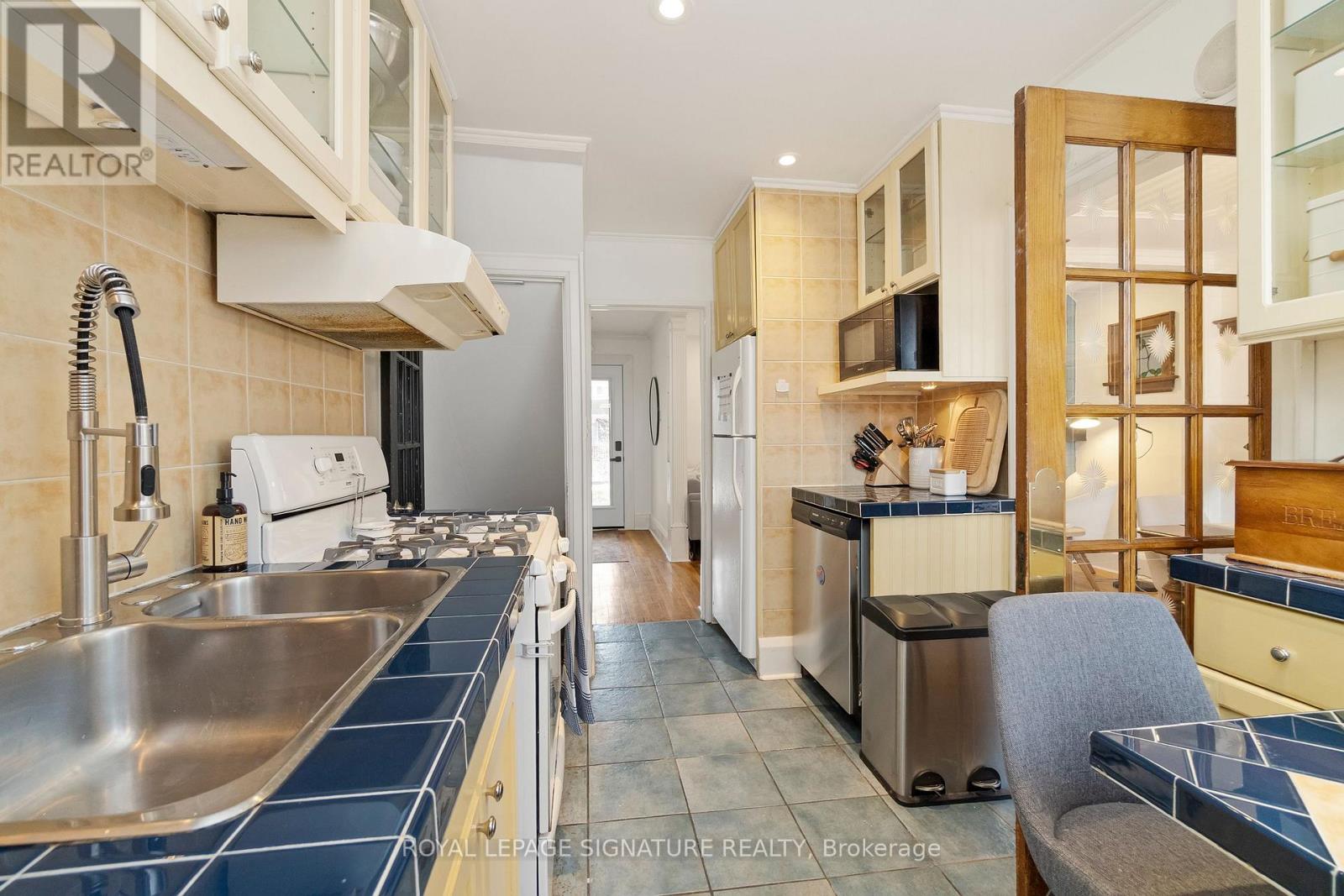 32 Kerr Road, Toronto, Ontario  M4L 1K4 - Photo 11 - E12869006