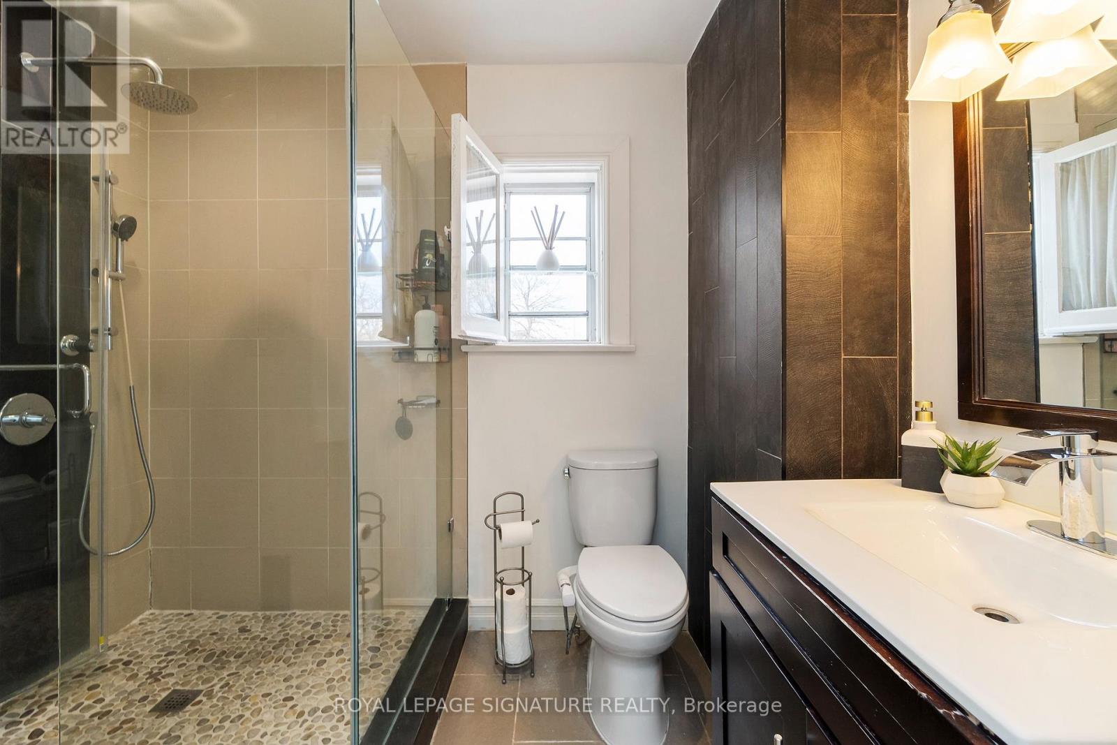 32 Kerr Road, Toronto, Ontario  M4L 1K4 - Photo 16 - E12869006