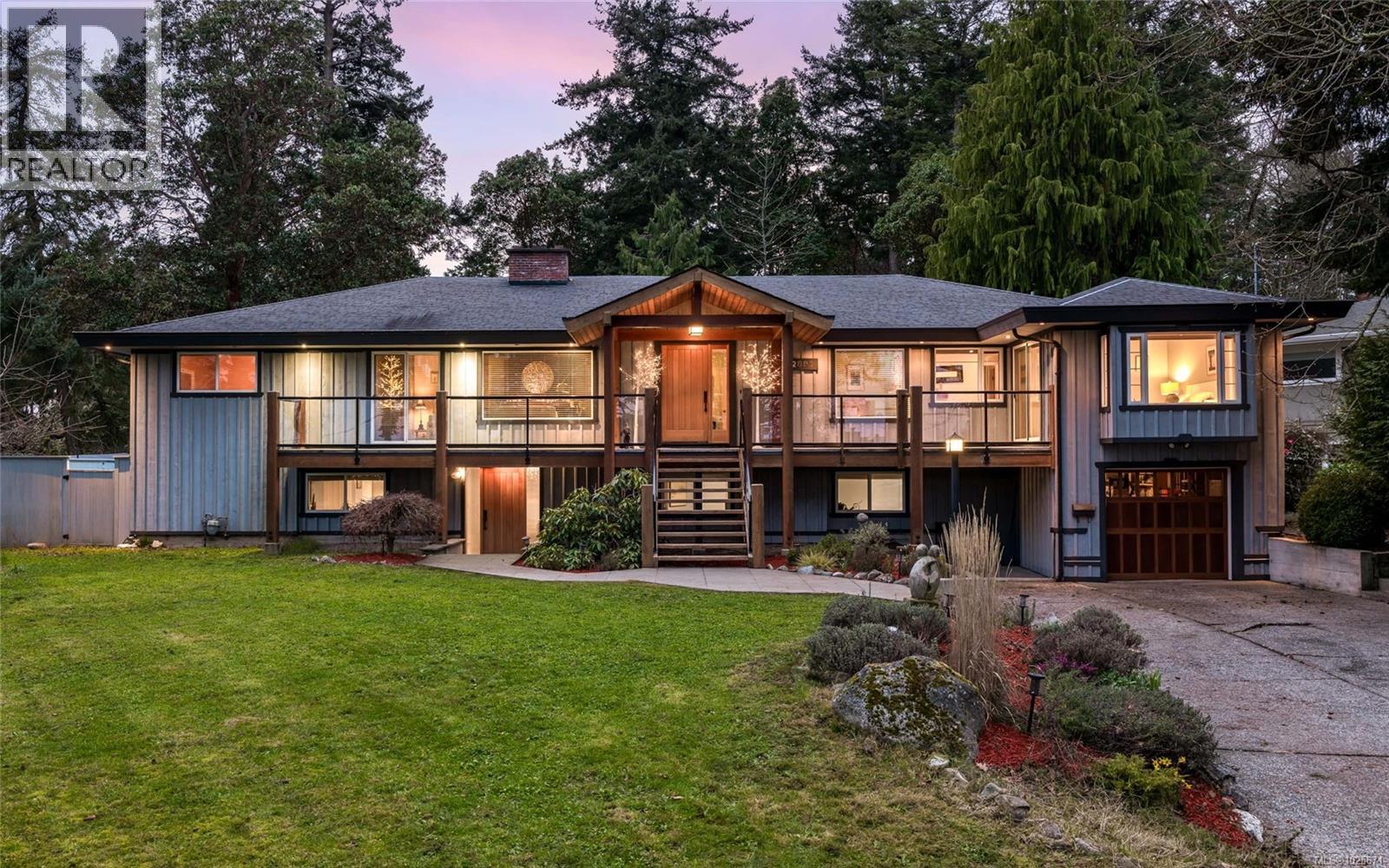 2881 Phyllis St, Saanich, British Columbia